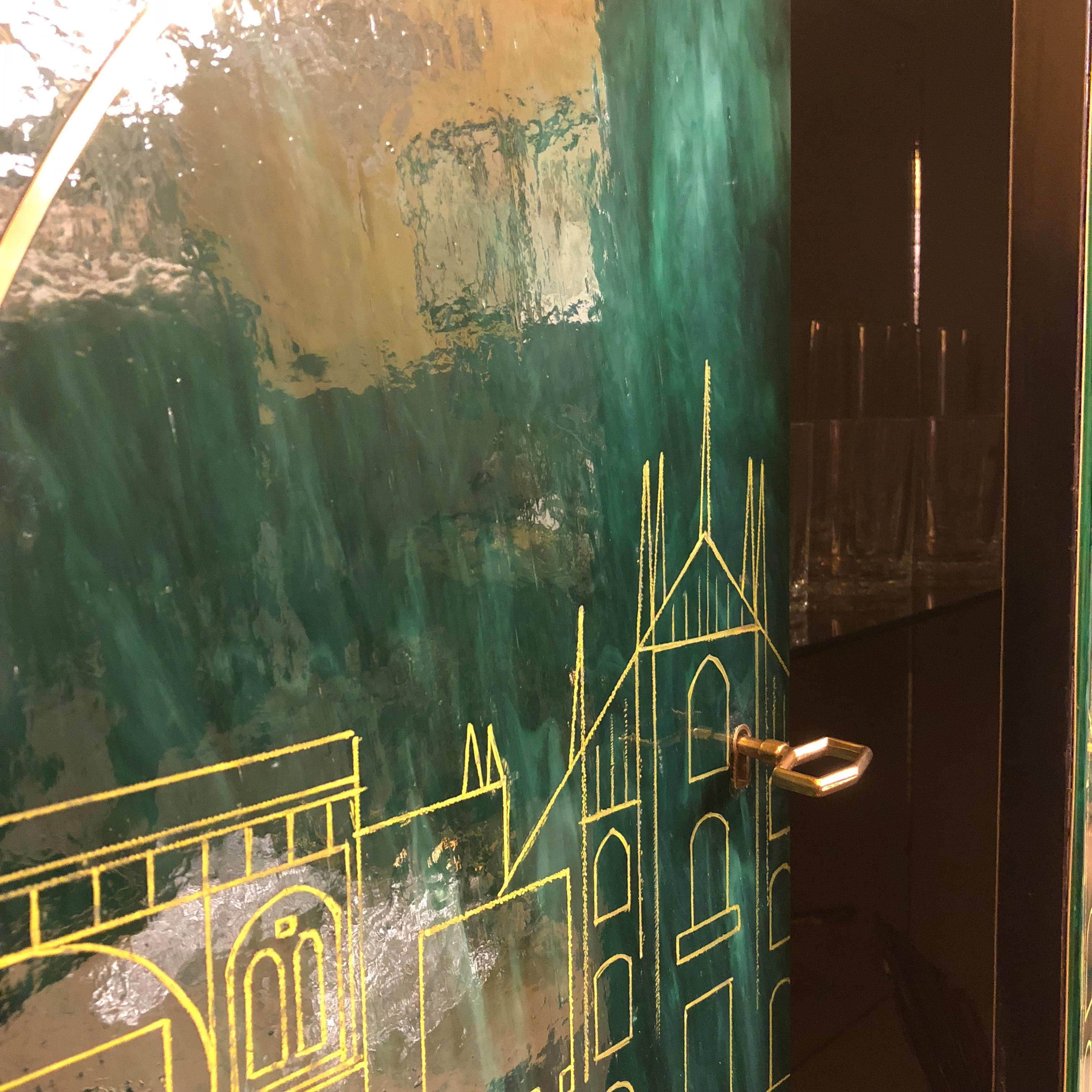 Laiton Bar en laiton, bois et verre de Murano vert émeraude gravé, moderne du milieu du siècle dernier en vente