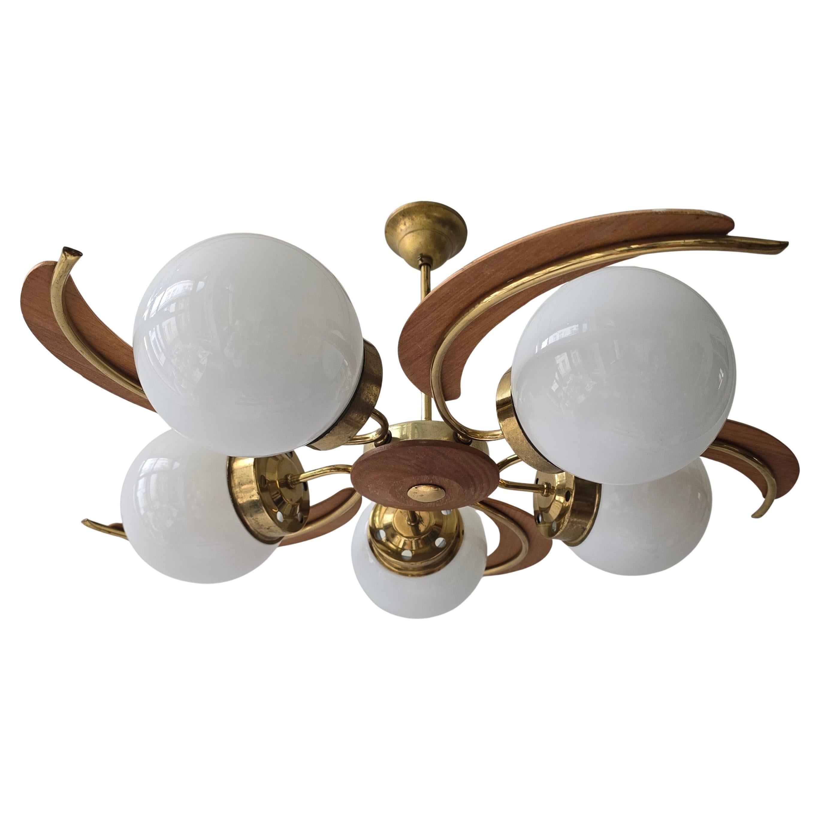 Hollywood Regency Lampadario a globo in ottone, legno e vetro opalino della modernità di metà secolo, anni '60 in vendita