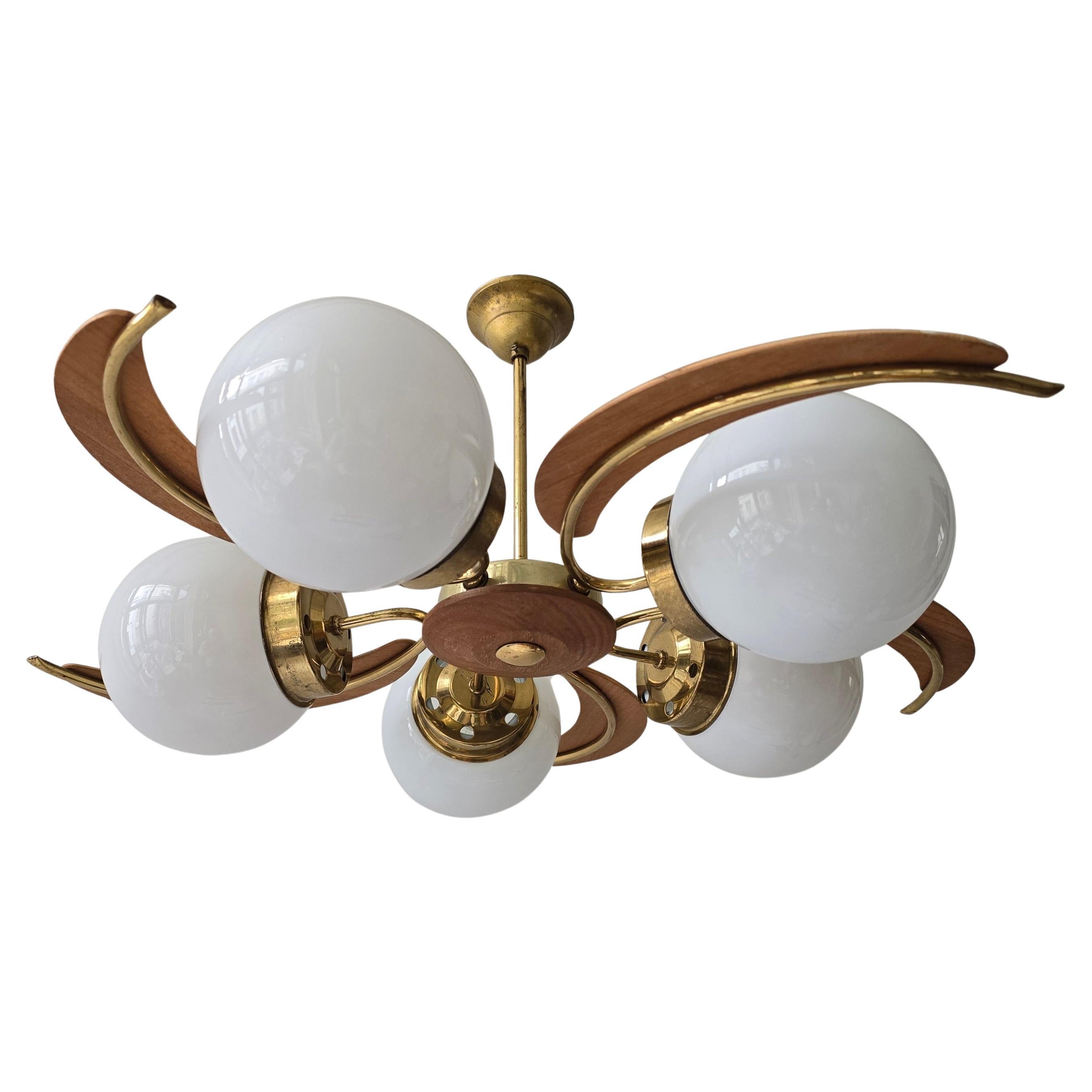 Italiano Lampadario a globo in ottone, legno e vetro opalino della modernità di metà secolo, anni '60 in vendita