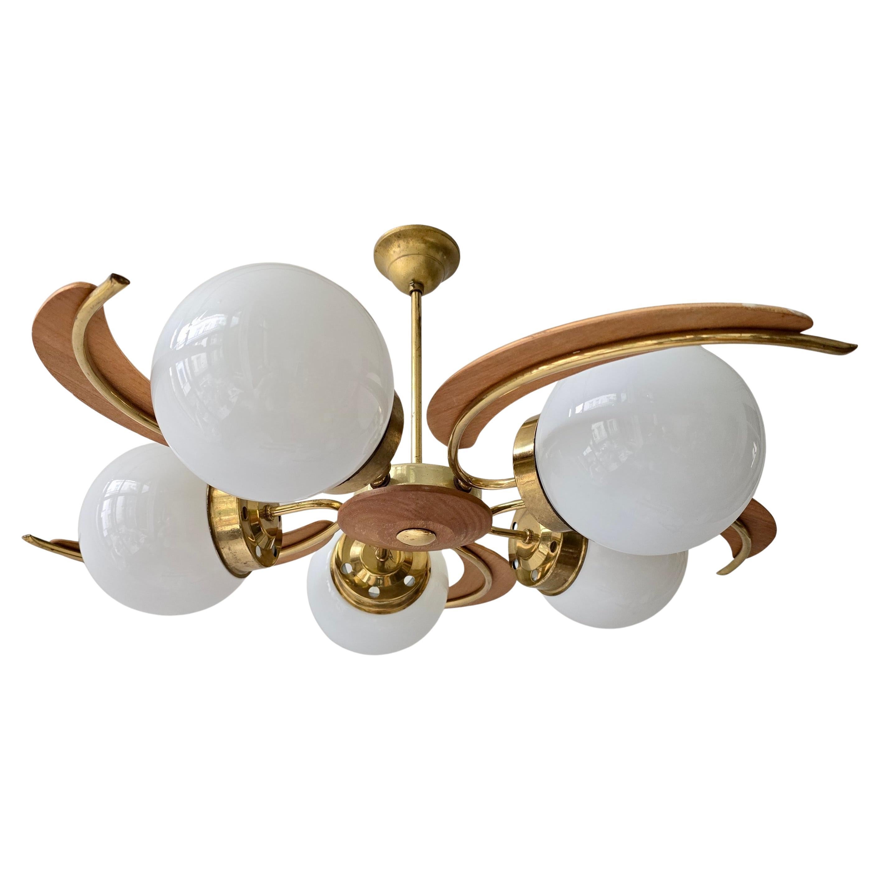 Lampadario a globo in ottone, legno e vetro opalino della modernità di metà secolo, anni '60 In condizioni buone in vendita a Antwerp, BE