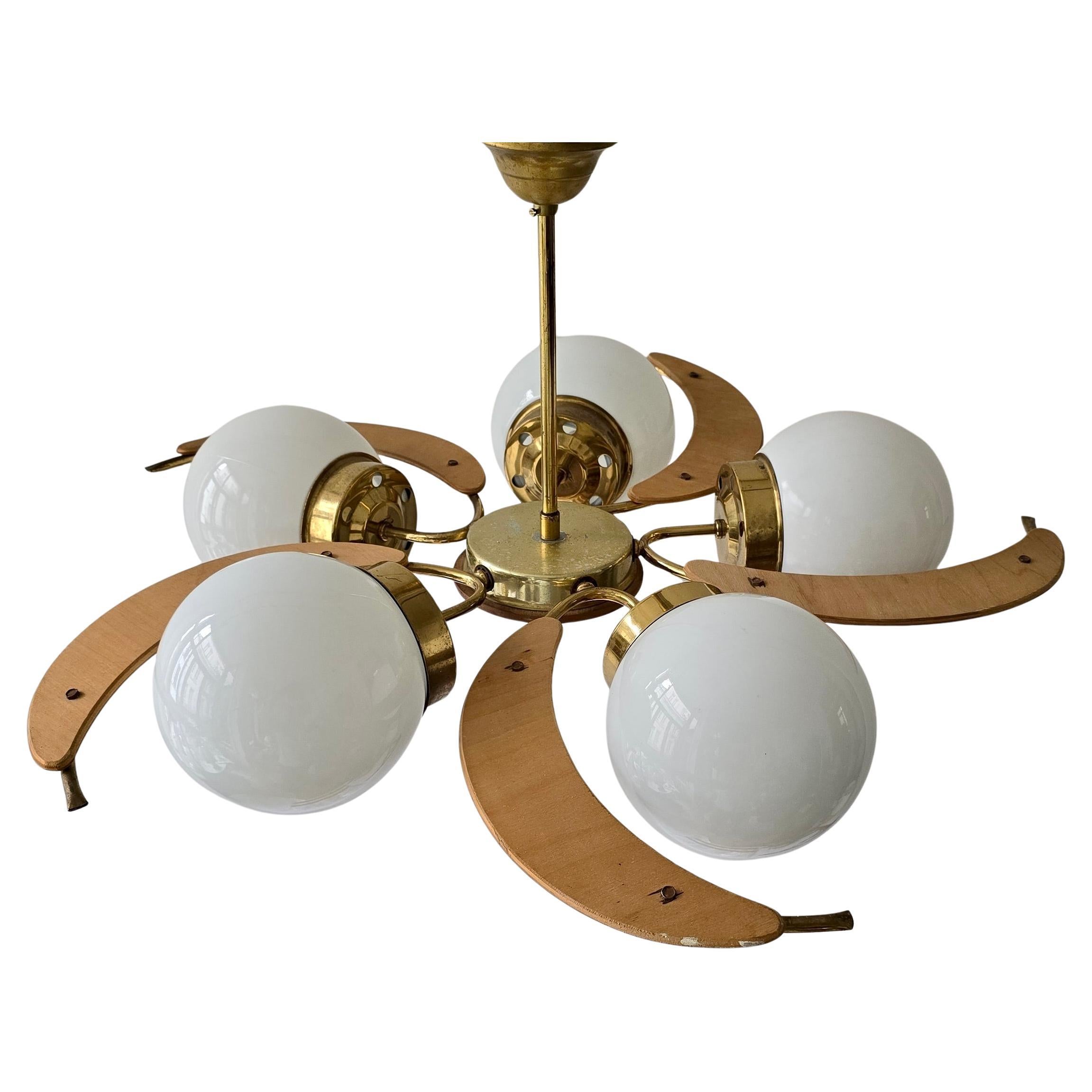 XX secolo Lampadario a globo in ottone, legno e vetro opalino della modernità di metà secolo, anni '60 in vendita