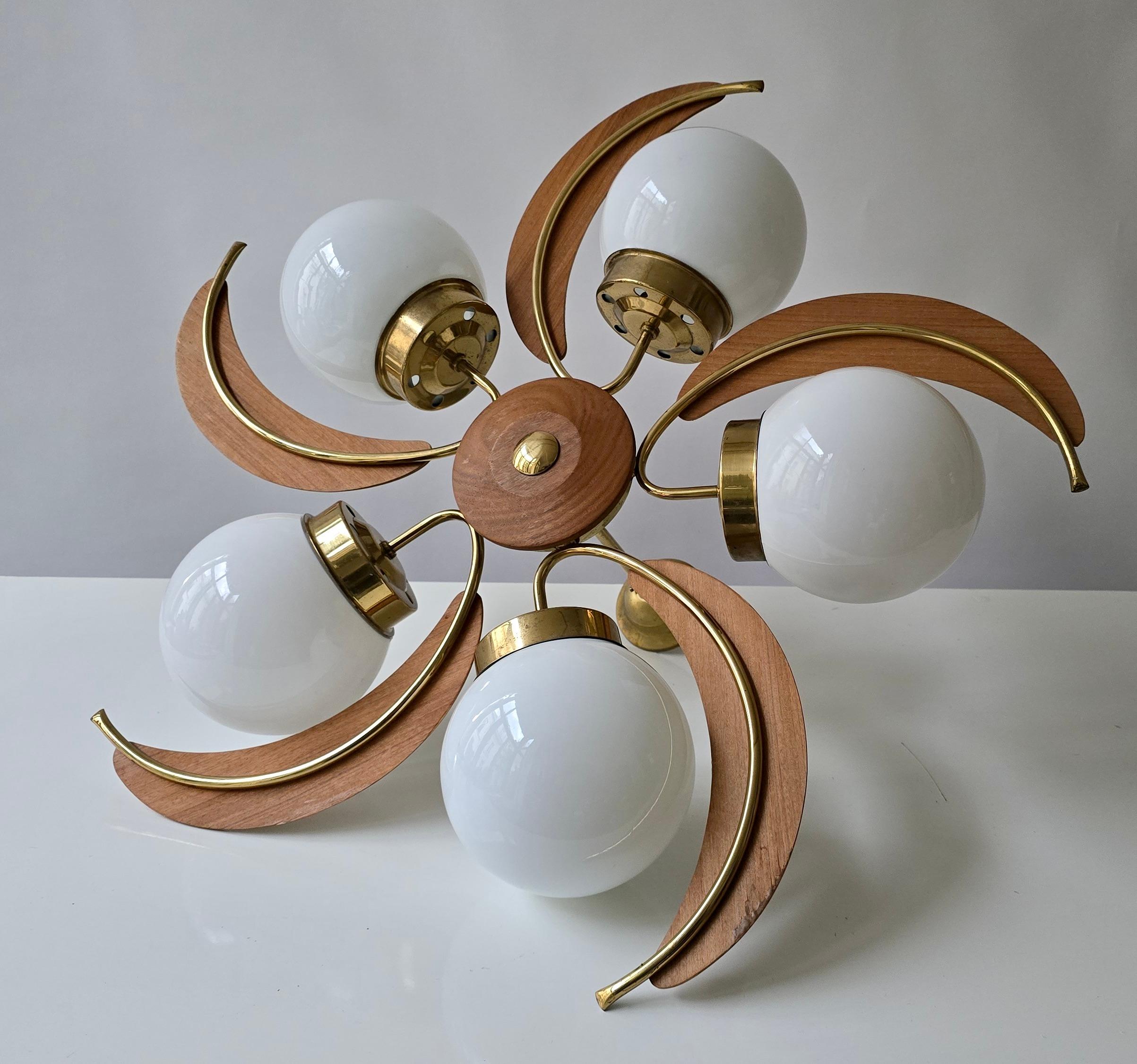 Legno Lampadario a globo in ottone, legno e vetro opalino della modernità di metà secolo, anni '60 in vendita