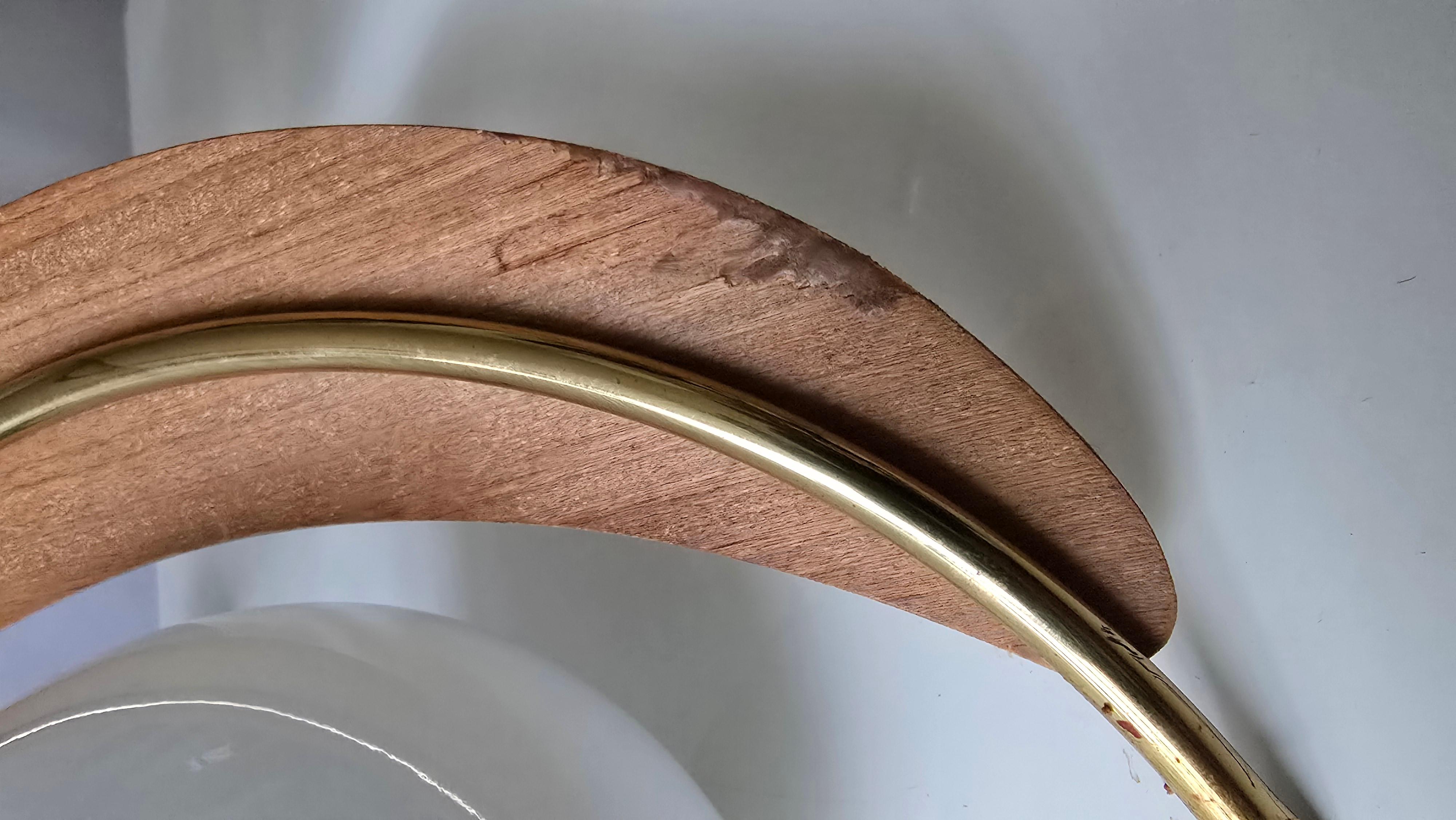 Lampadario a globo in ottone, legno e vetro opalino della modernità di metà secolo, anni '60 in vendita 2