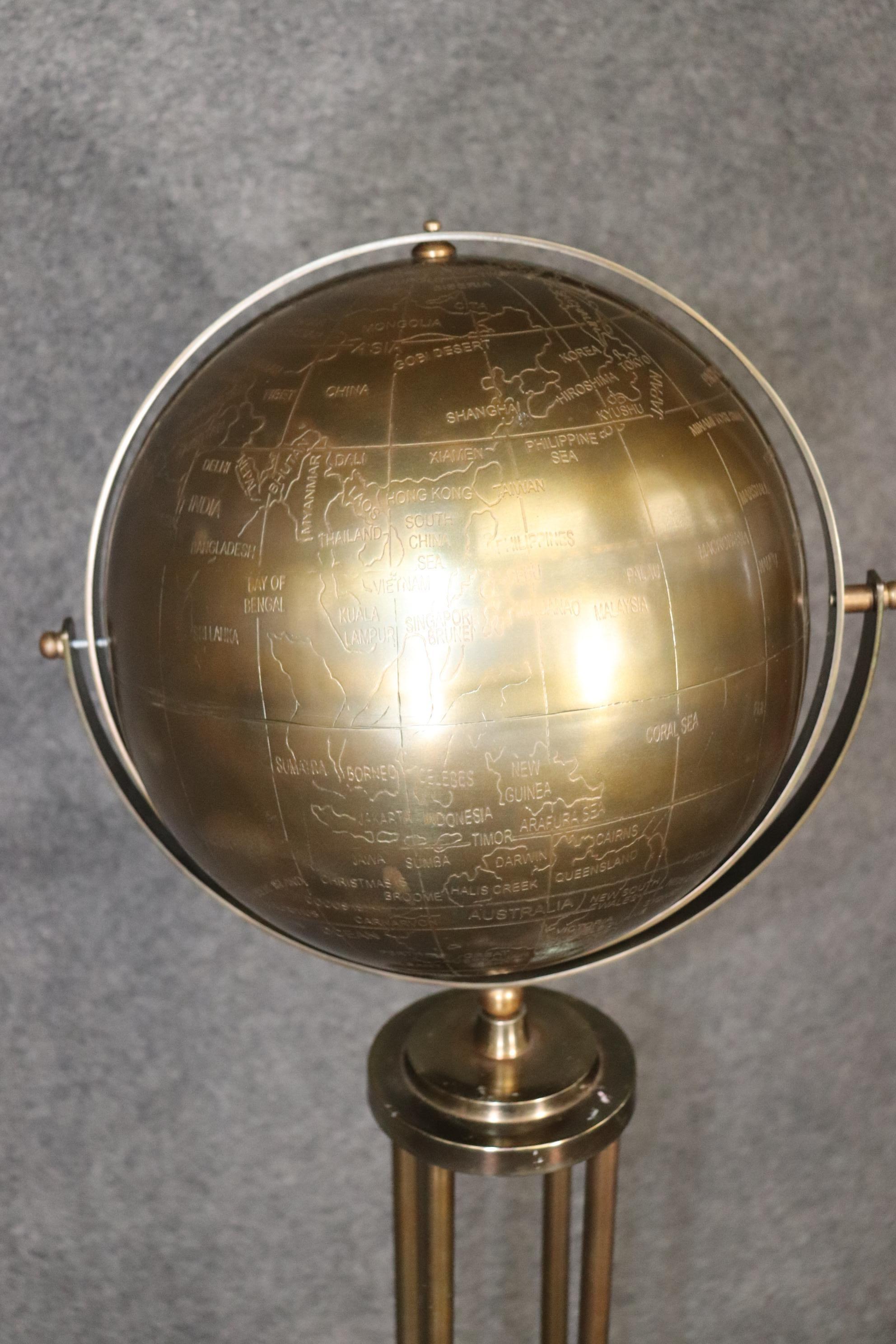 Sculpture Globe terrestre en laiton, The Modernity, vers 1970 en vente 5