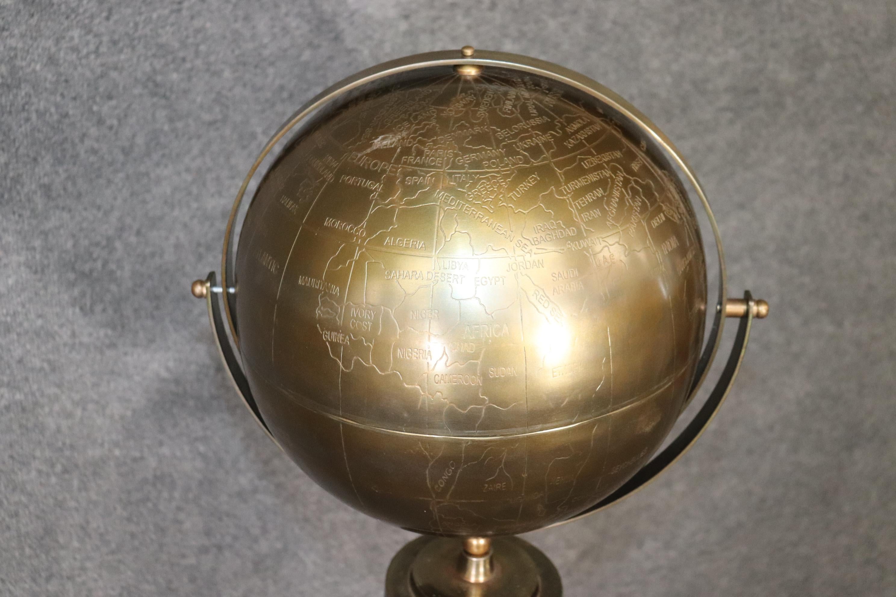 Mid-Century Modern Sculpture Globe terrestre en laiton, The Modernity, vers 1970 en vente