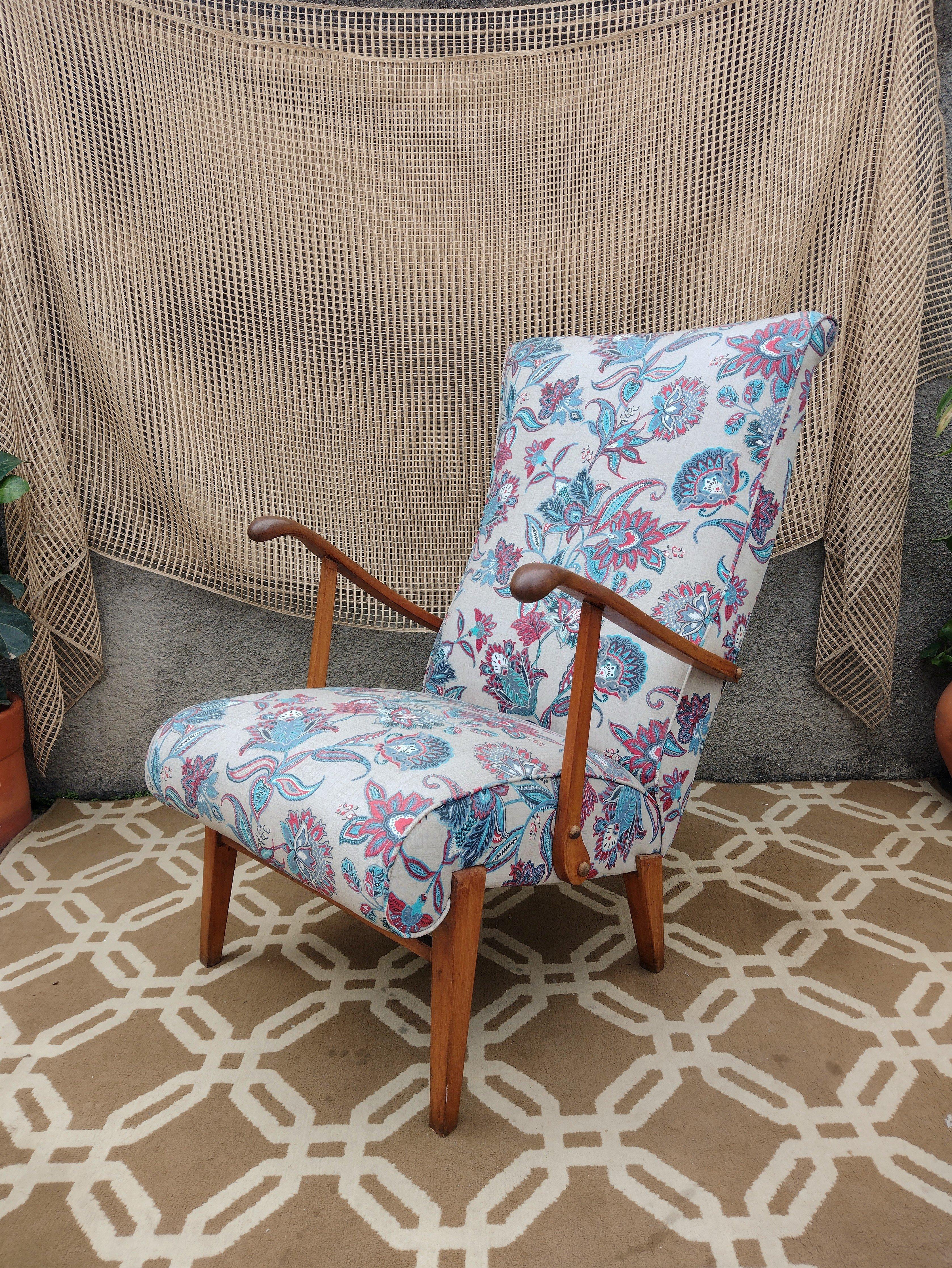 Mid-Century Modern Brazilian armchair with solid wood structure, high backrest with floral print fabric upholstery. Very comfortable. Firm and resistant structure.

Main Wear Details*:
- Discreet marks on the wood.
* Pay attention to the photos