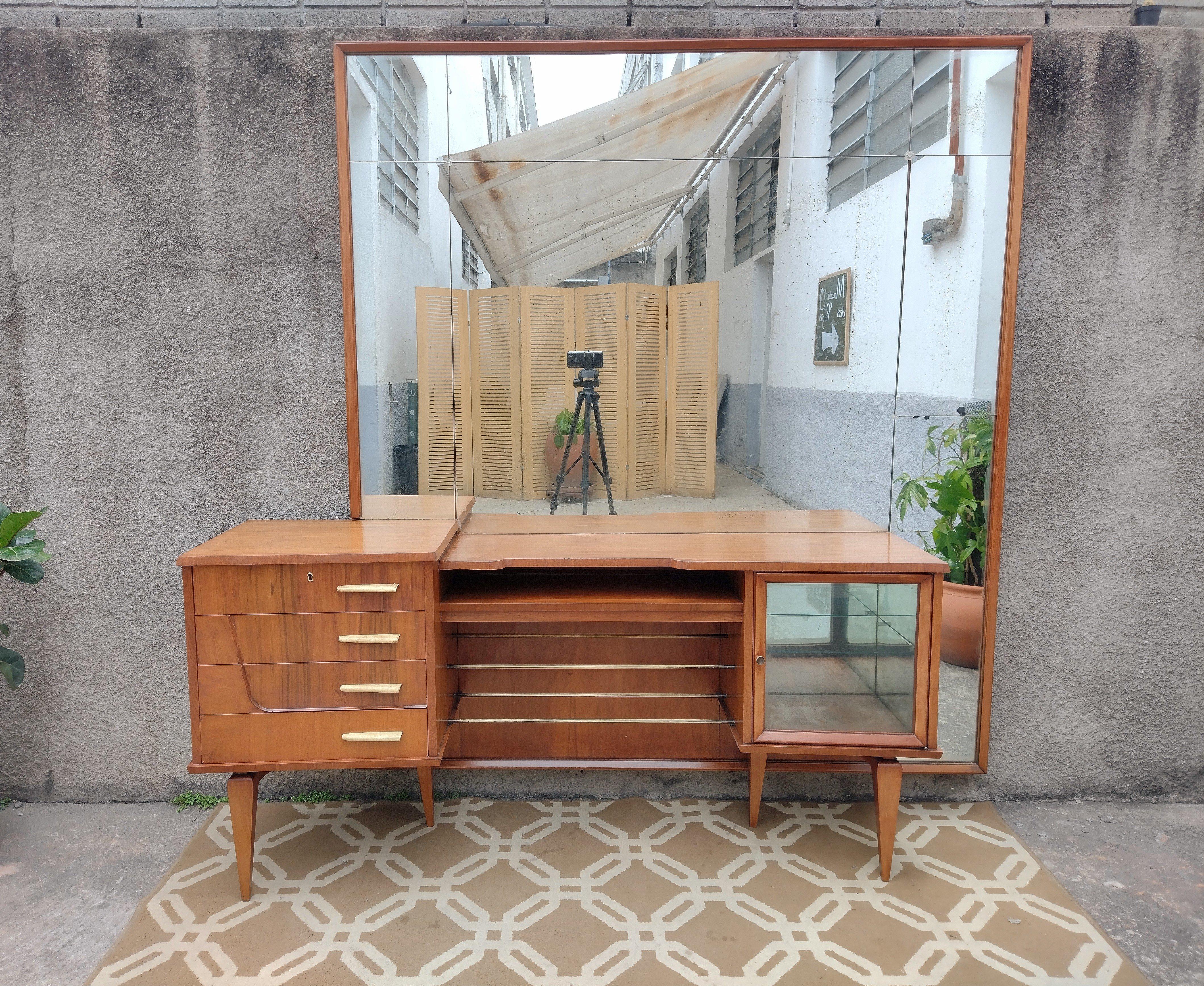 Mid-Century Modern Brazilian dressing table with structure in solid wood veneered in Caviuna wood (a type of Jacaranda Rosewood), recently restored. It has a wide modular mirror, 4 drawers with iron handles, all of which are easy to open/close. The