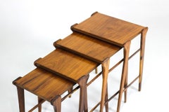 Tables d'appoint gigognes en bois brésilien modernes du milieu du siècle dernier, années 1950
