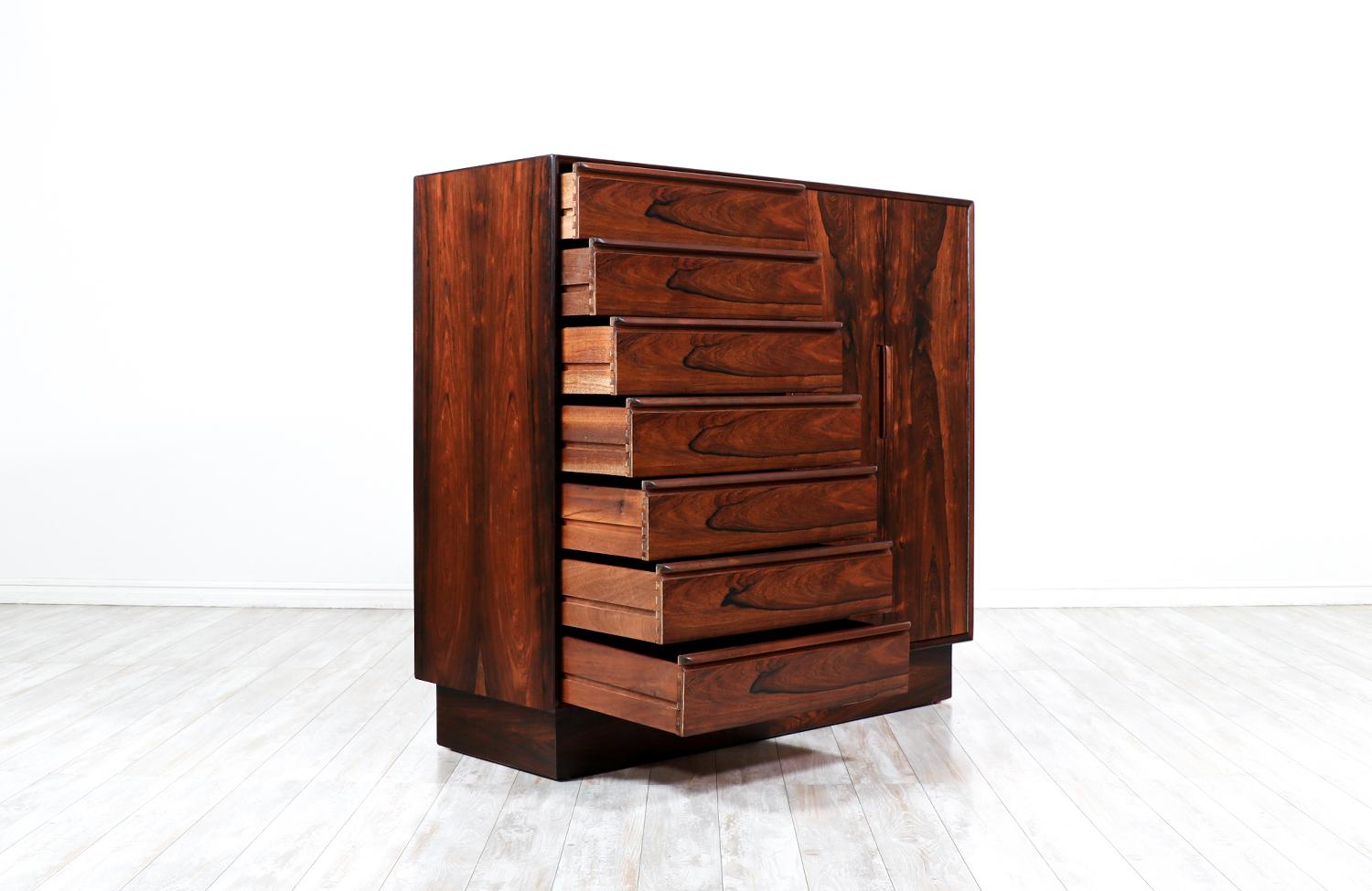 Mid-Century Modern Brazilian Rosewood Bachelor Chest of Drawers  In Excellent Condition In Los Angeles, CA