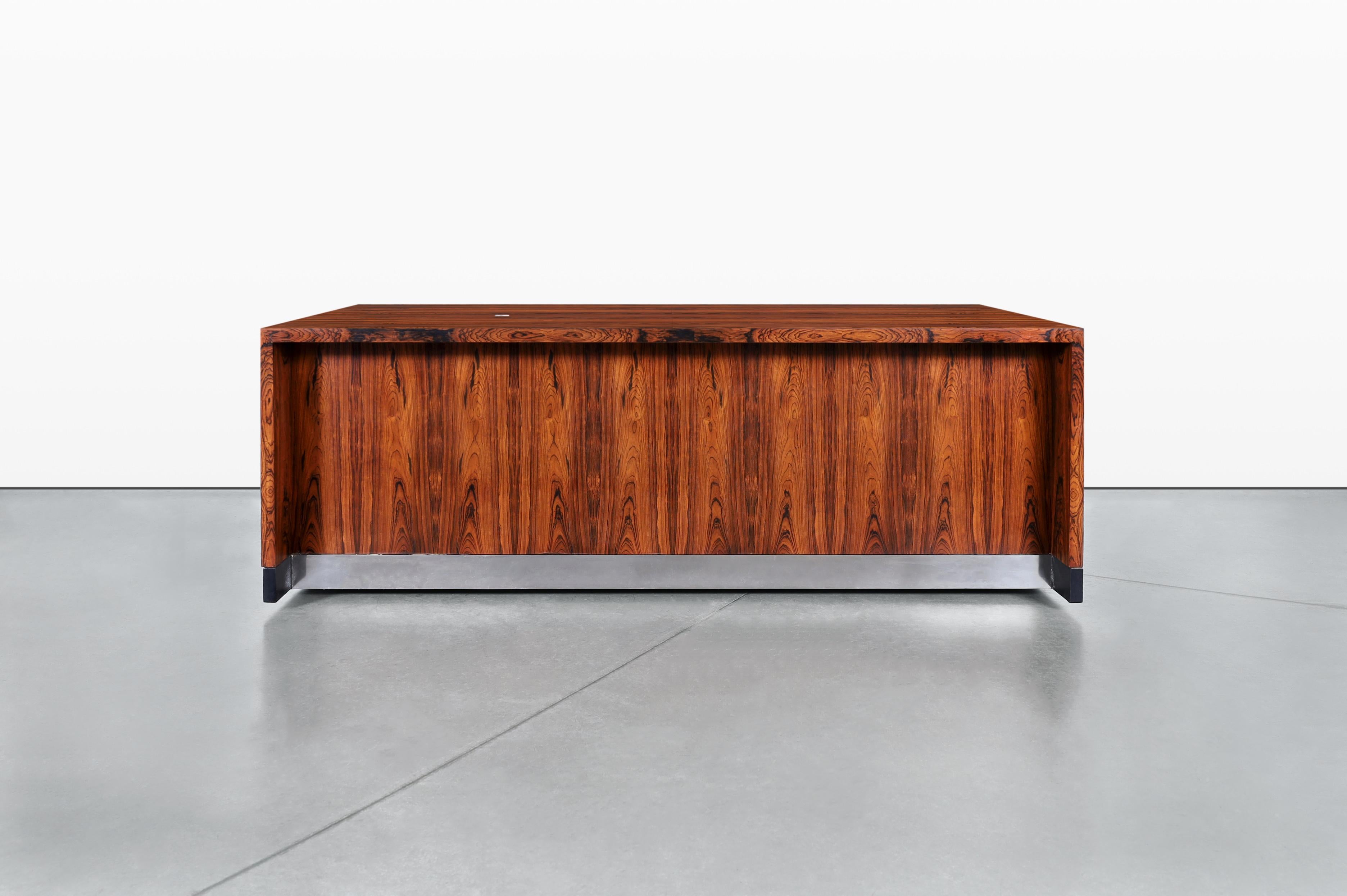 Bureau de direction en palissandre brésilien moderne du milieu du siècle dernier en vente 3