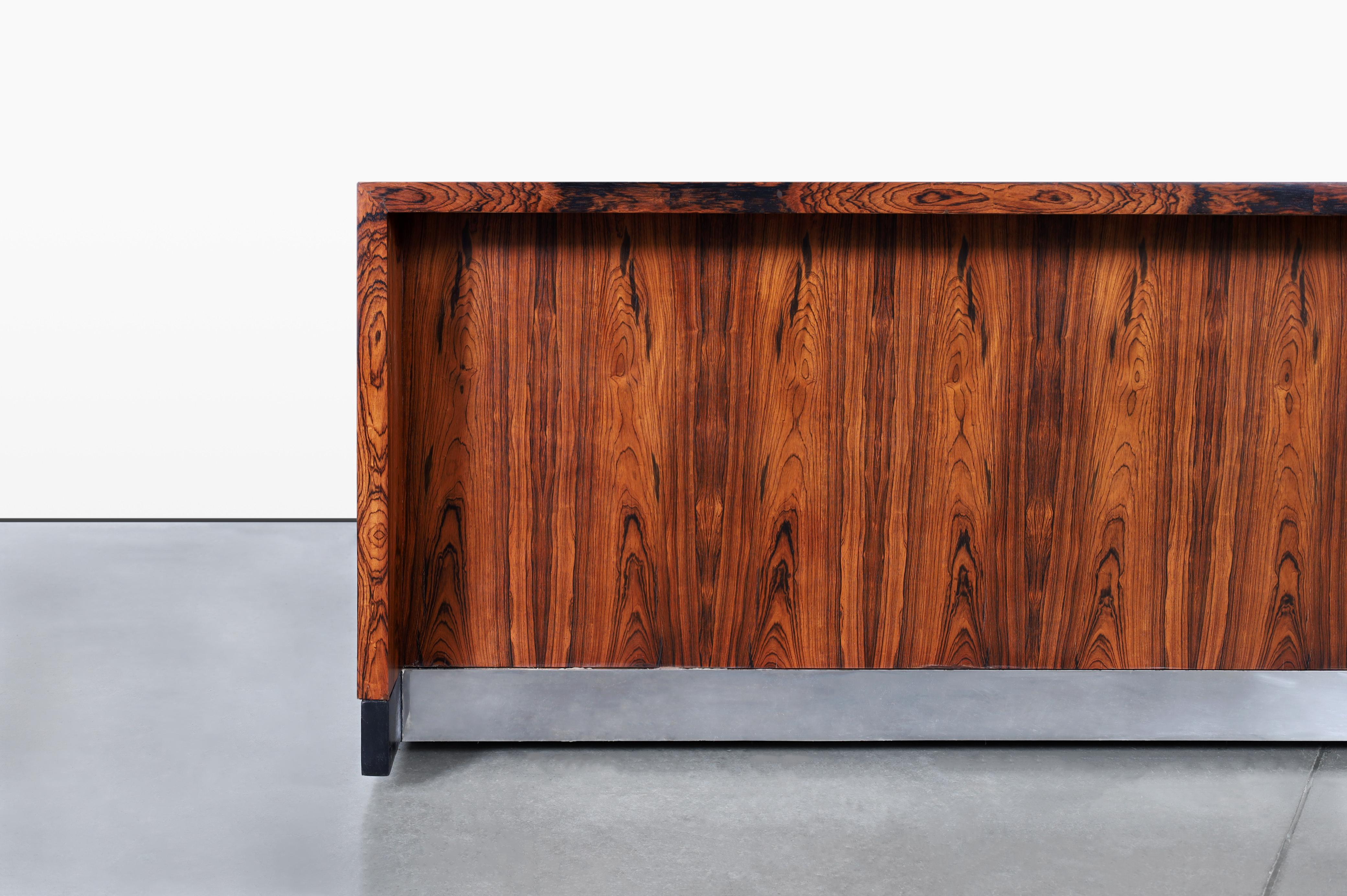 Bureau de direction en palissandre brésilien moderne du milieu du siècle dernier en vente 4