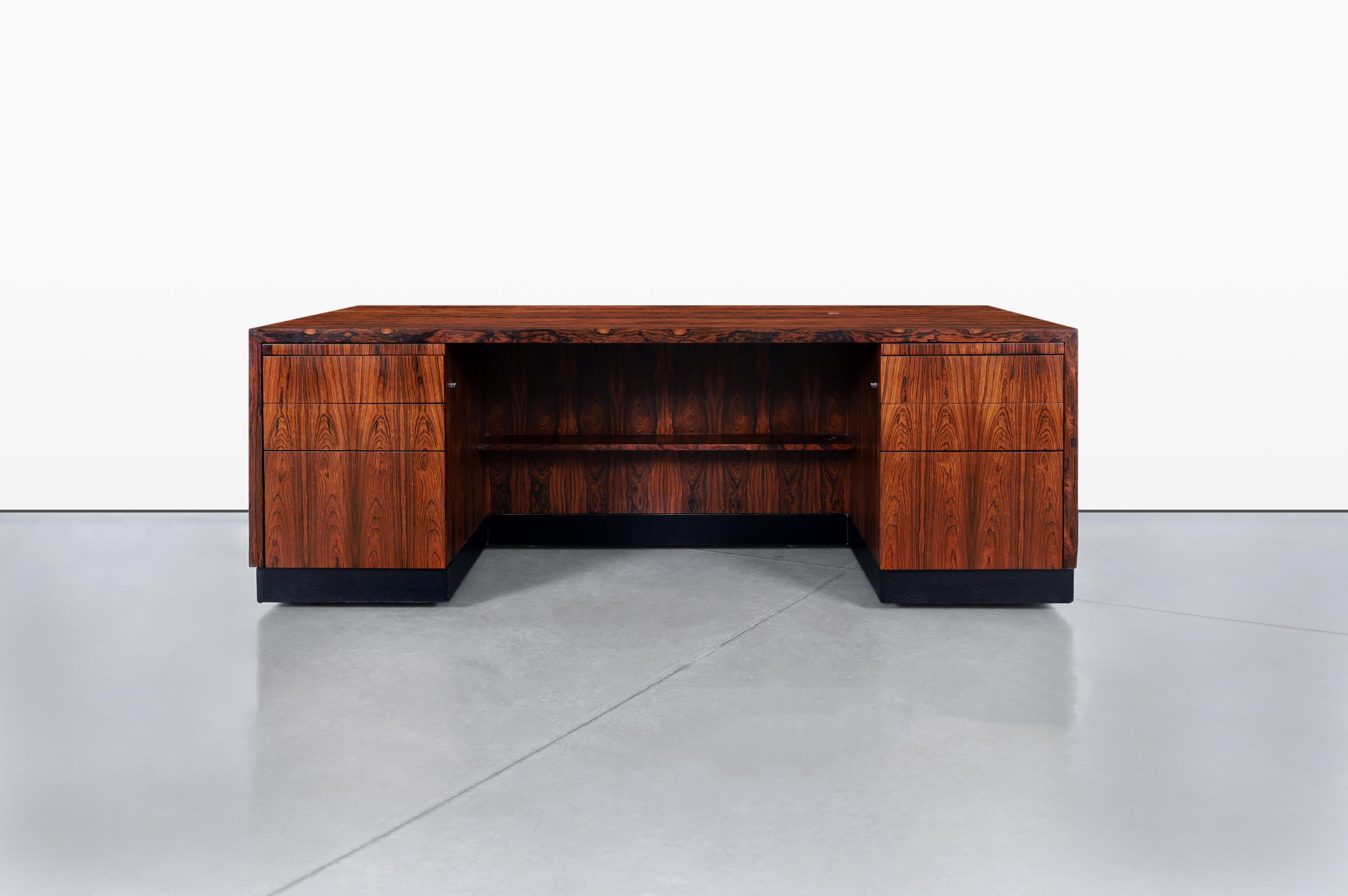 Cet exquis bureau en bois de rose du milieu du siècle, fabriqué par Gayeski Furniture Coordinates, Inc. à Panama City, en Floride, dans les années 1970, est un véritable témoignage d'un design et d'un savoir-faire intemporels. Son étonnant grain de