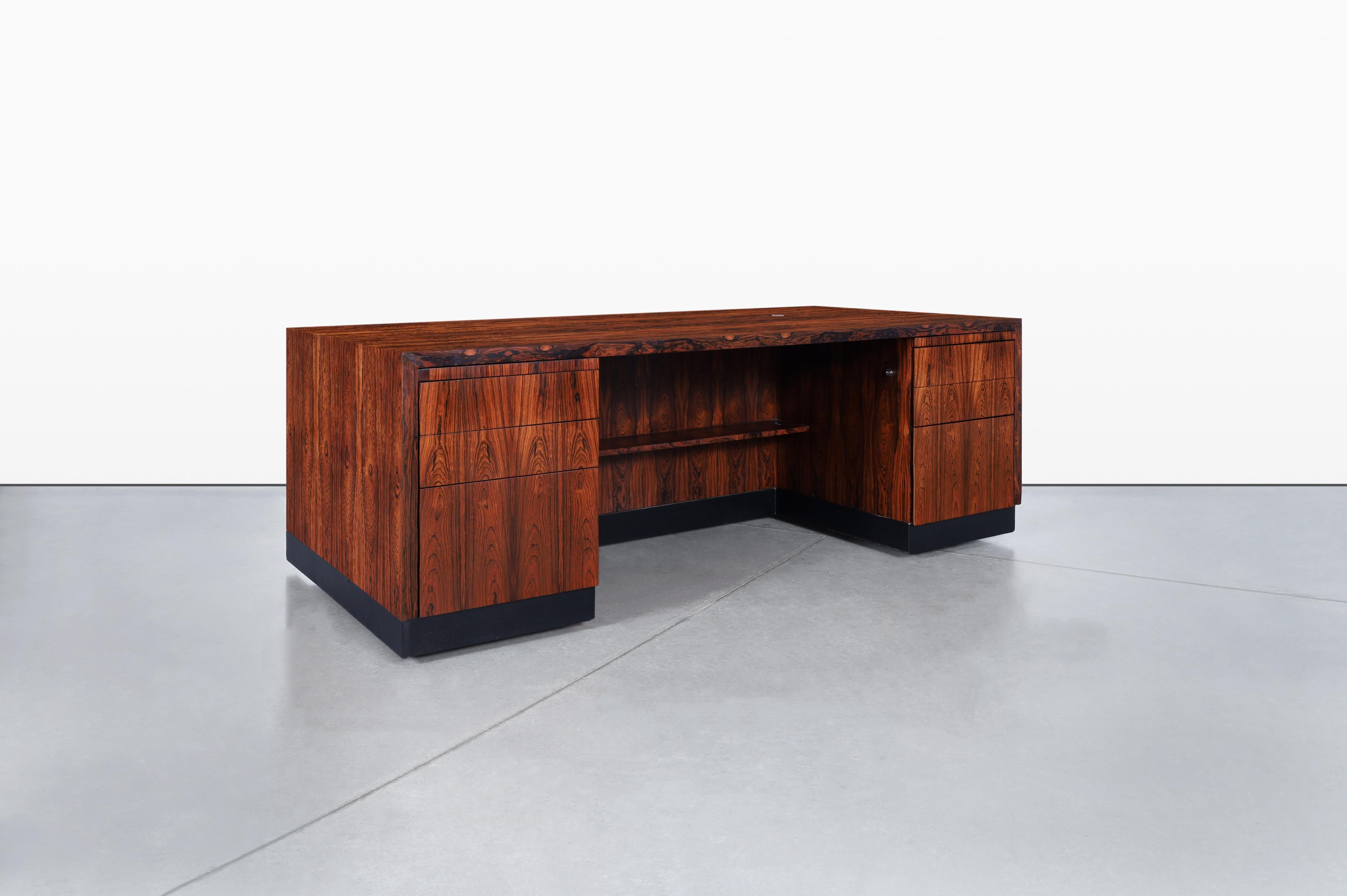 Américain Bureau de direction en palissandre brésilien moderne du milieu du siècle dernier en vente