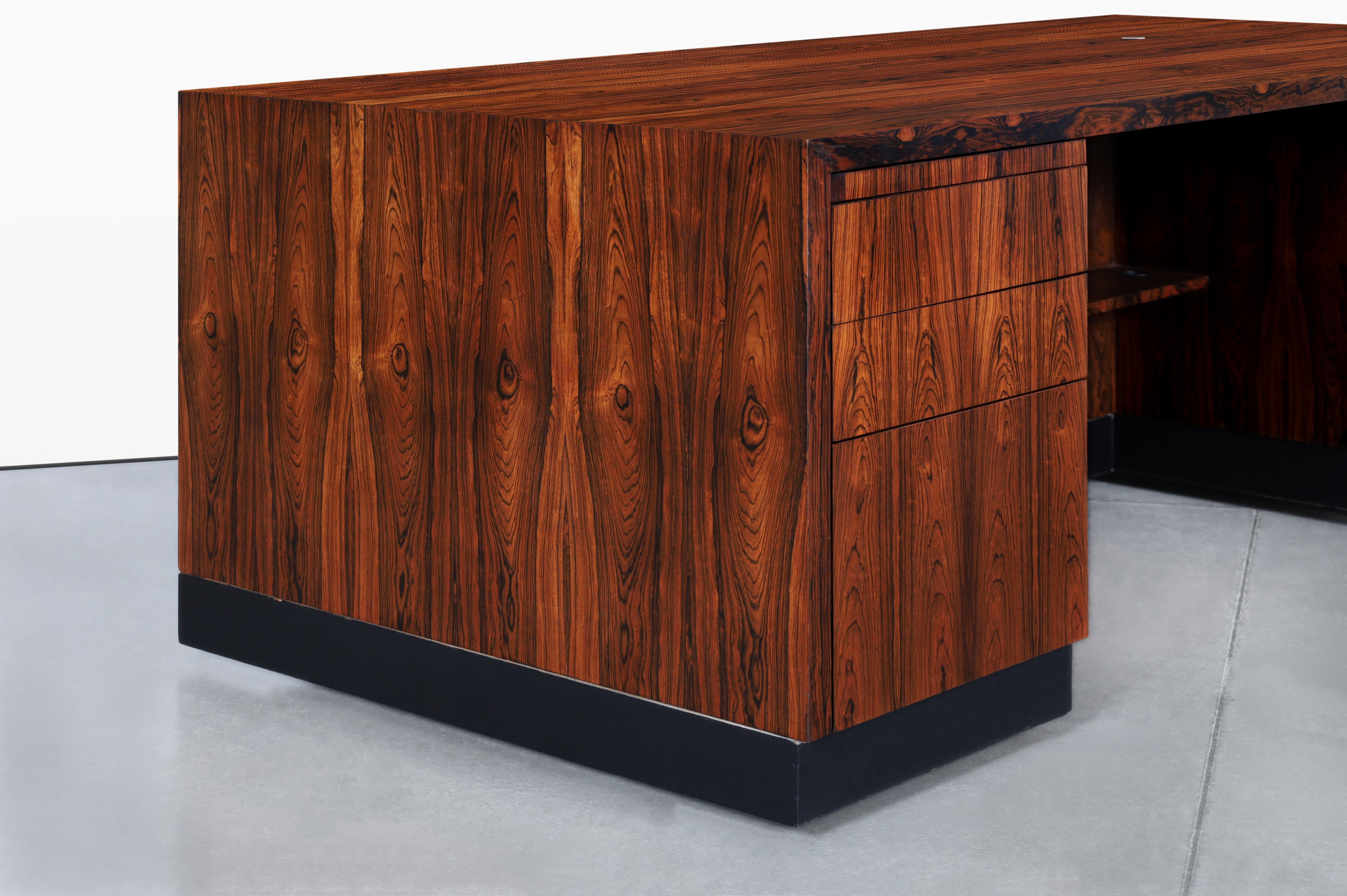 Bureau de direction en palissandre brésilien moderne du milieu du siècle dernier Excellent état - En vente à North Hollywood, CA