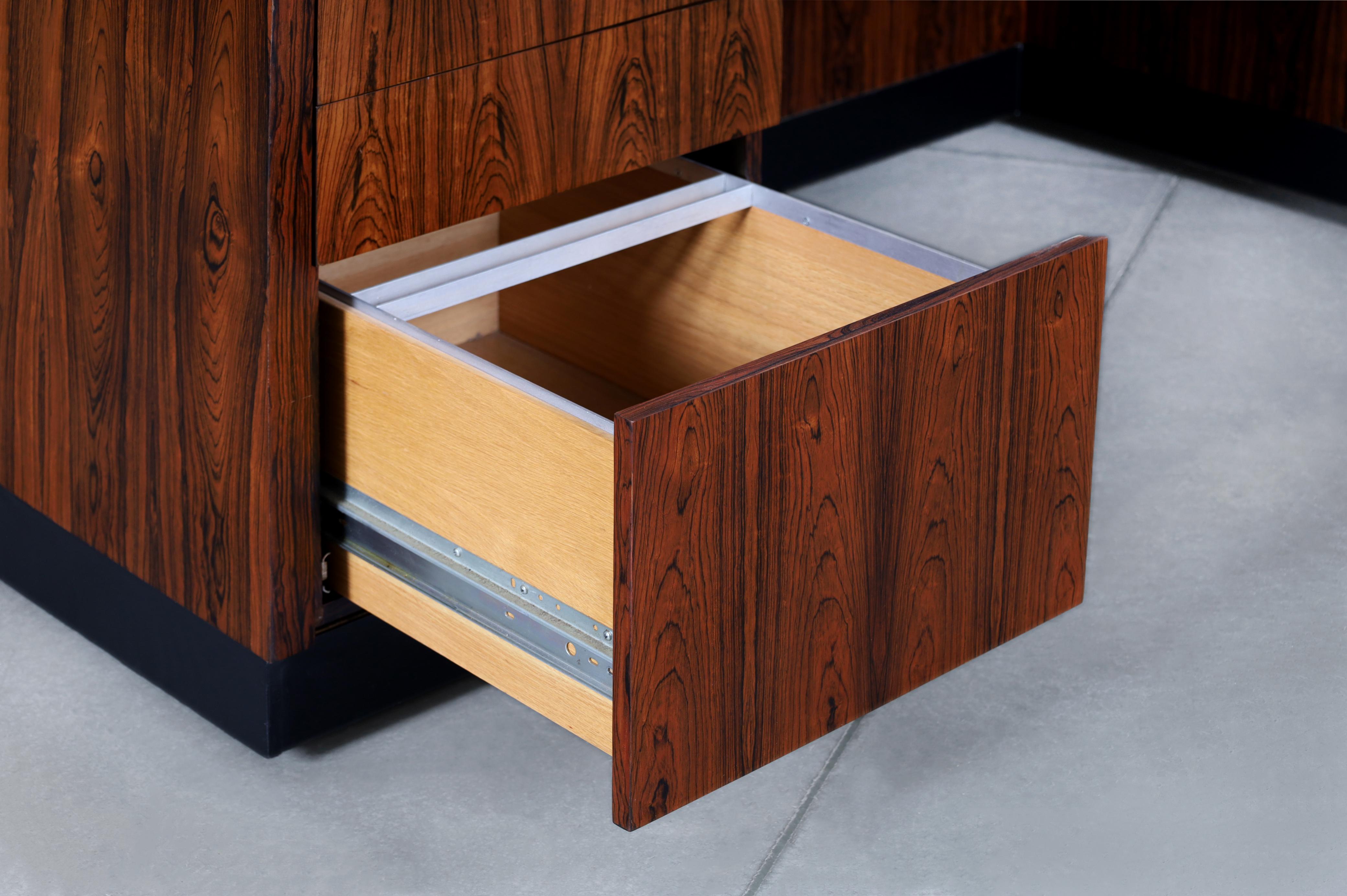 Chrome Bureau de direction en palissandre brésilien moderne du milieu du siècle dernier en vente