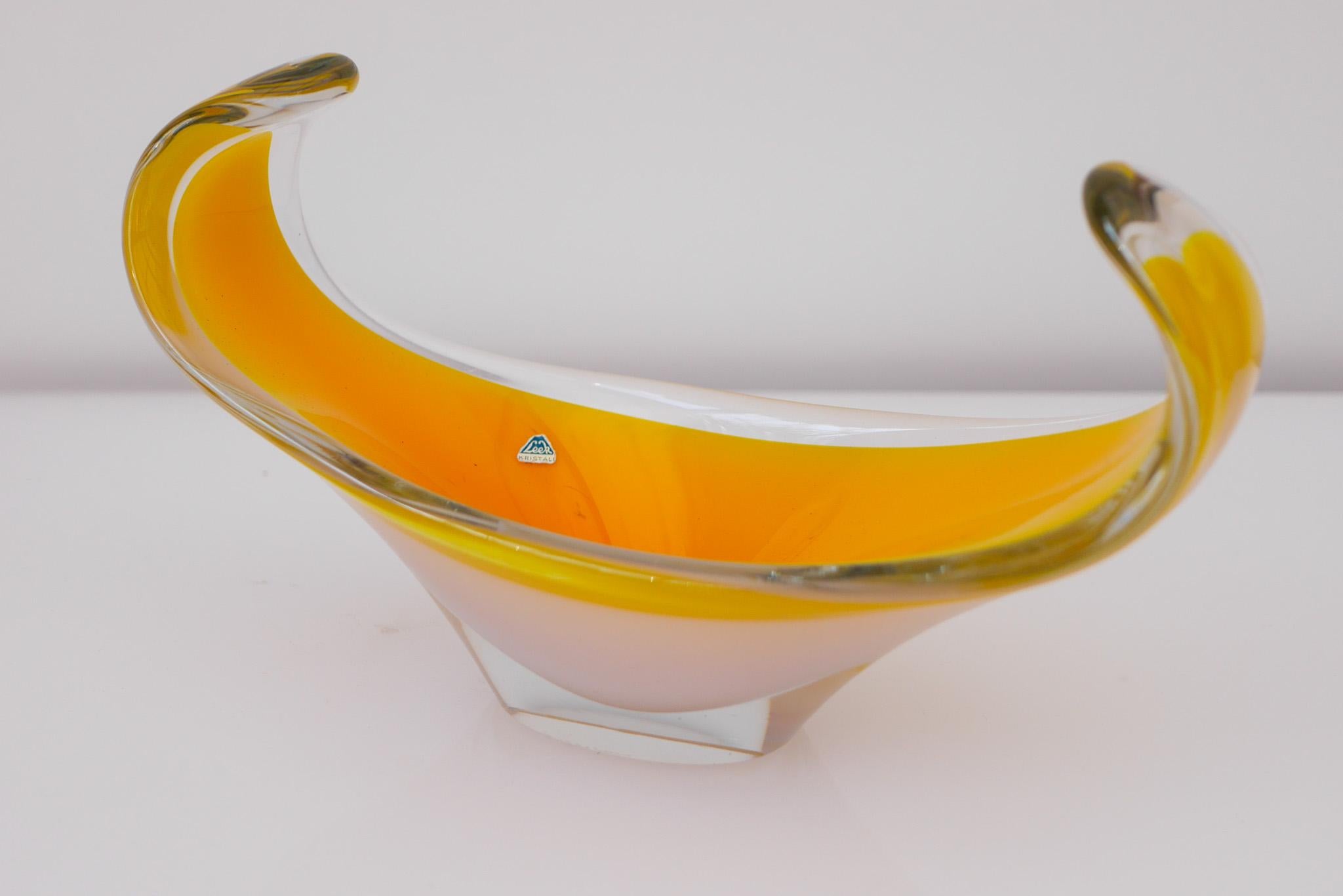 Se trata de un asombroso y bastante grande objeto artístico de vidrio soplado vintage, que puede funcionar como cuenco decorativo, hecho y firmado por el talentoso Peter Leek para Nybro glasbruk, Suecia. La pieza tiene forma de góndola y presenta un