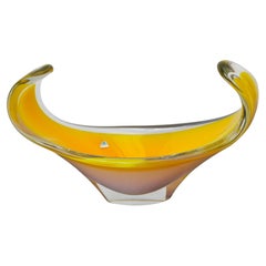 Cuenco "coquille" amarillo brillante moderno de mediados de siglo fabricado por Peter Leek Nybro Suecia