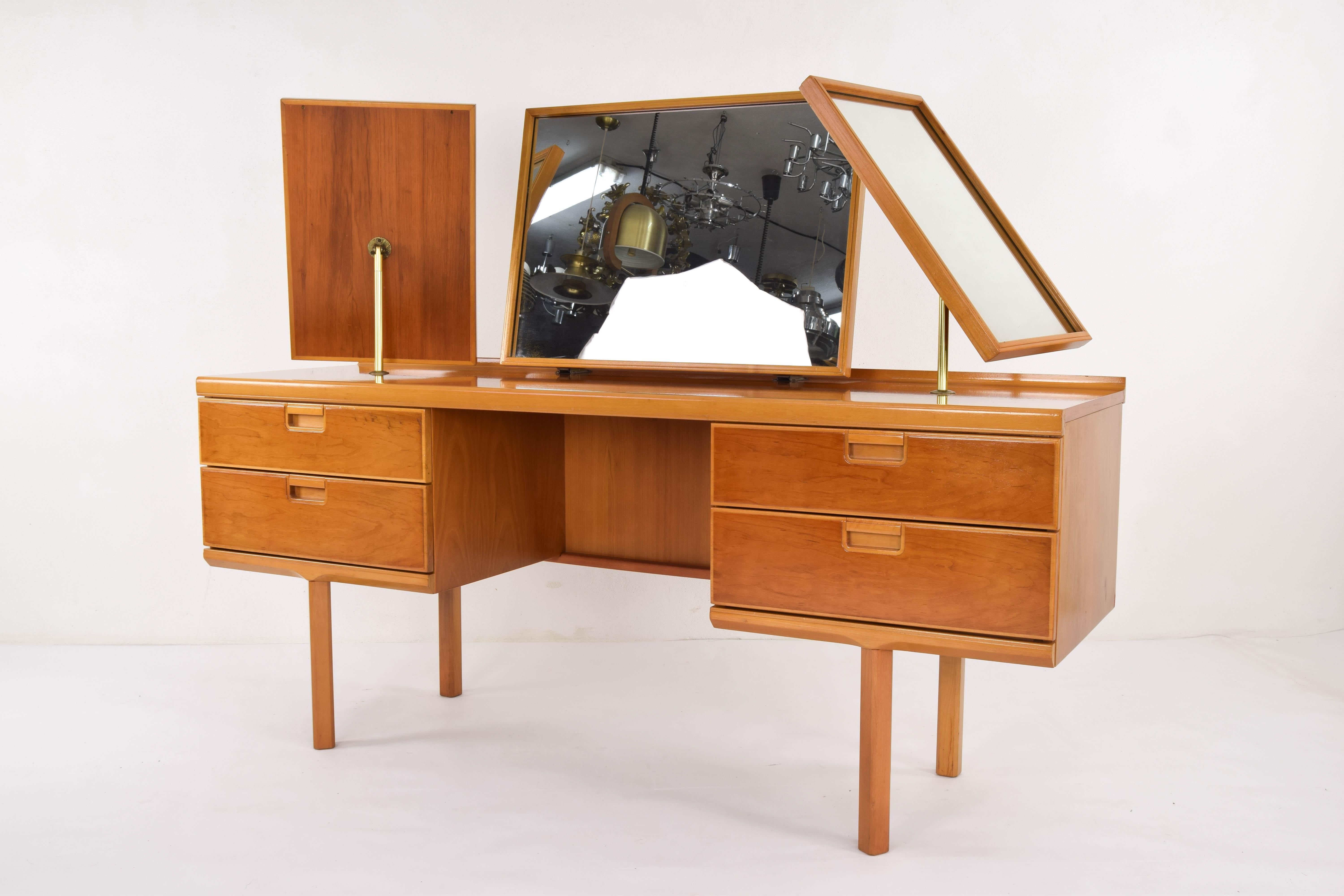 Mid-Century Modern British Beechwood Dressing Table with Triptych Mirror 1960s In Good Condition In Escalona, Toledo
