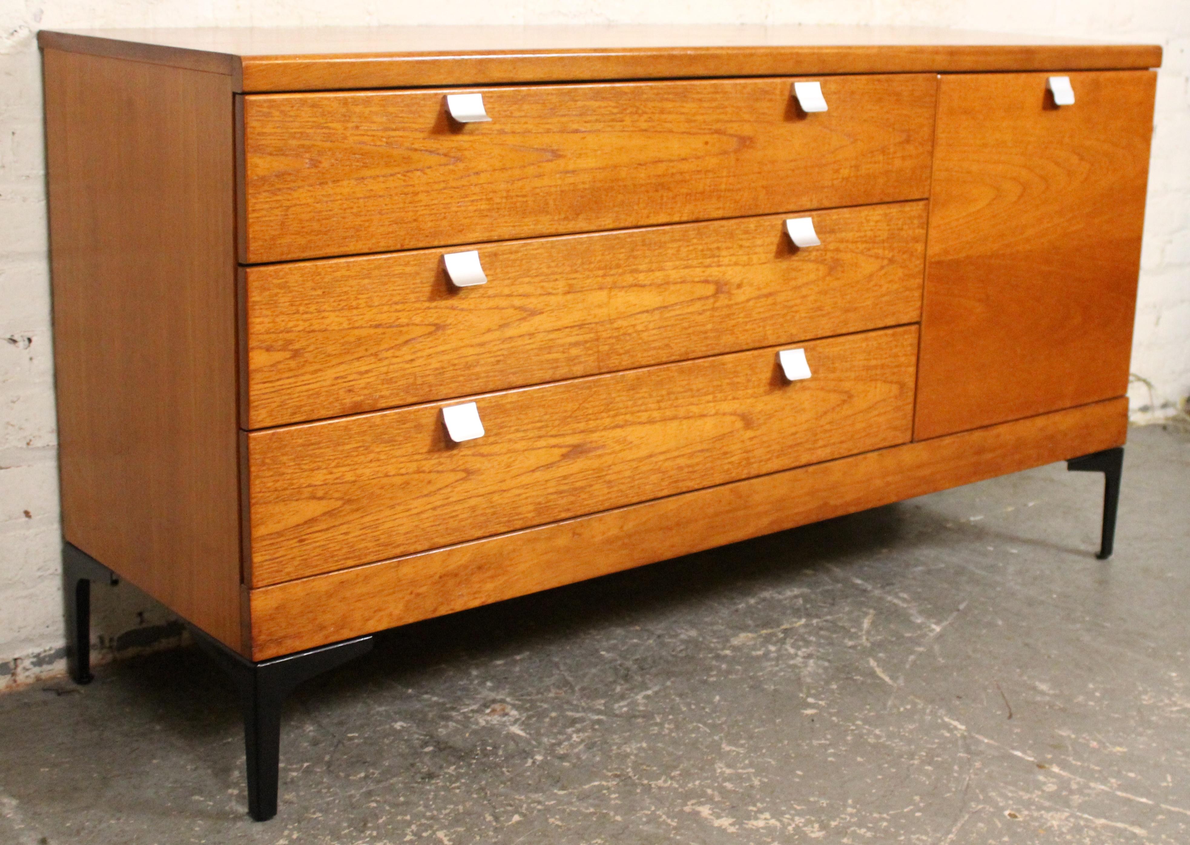 Mid-Century Modern British Teak Lowboy Dresser by White & Newton In Good Condition For Sale In Brooklyn, NY