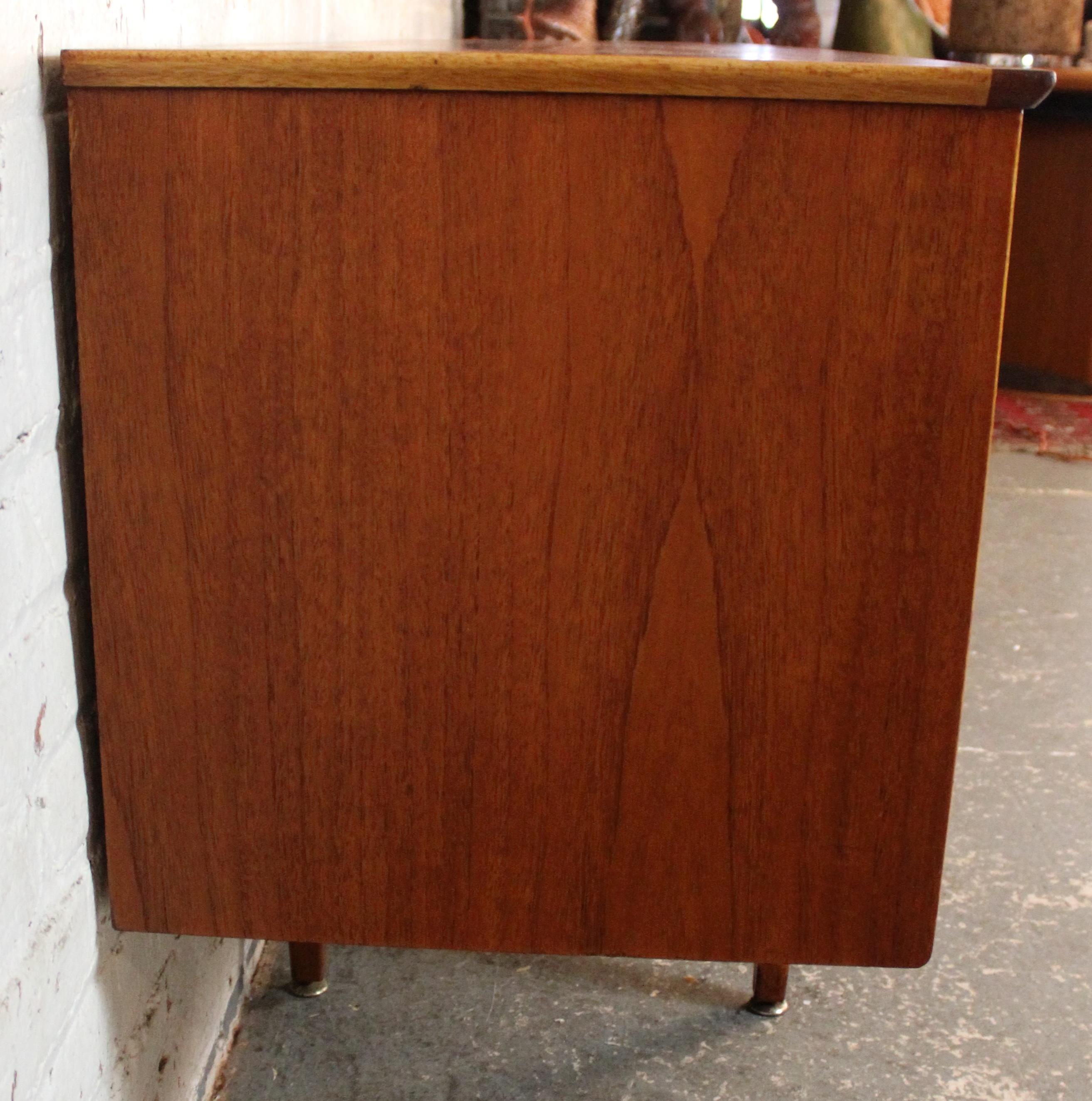 Inglese Credenza in teak British di Jentique, metà secolo, Modern in vendita