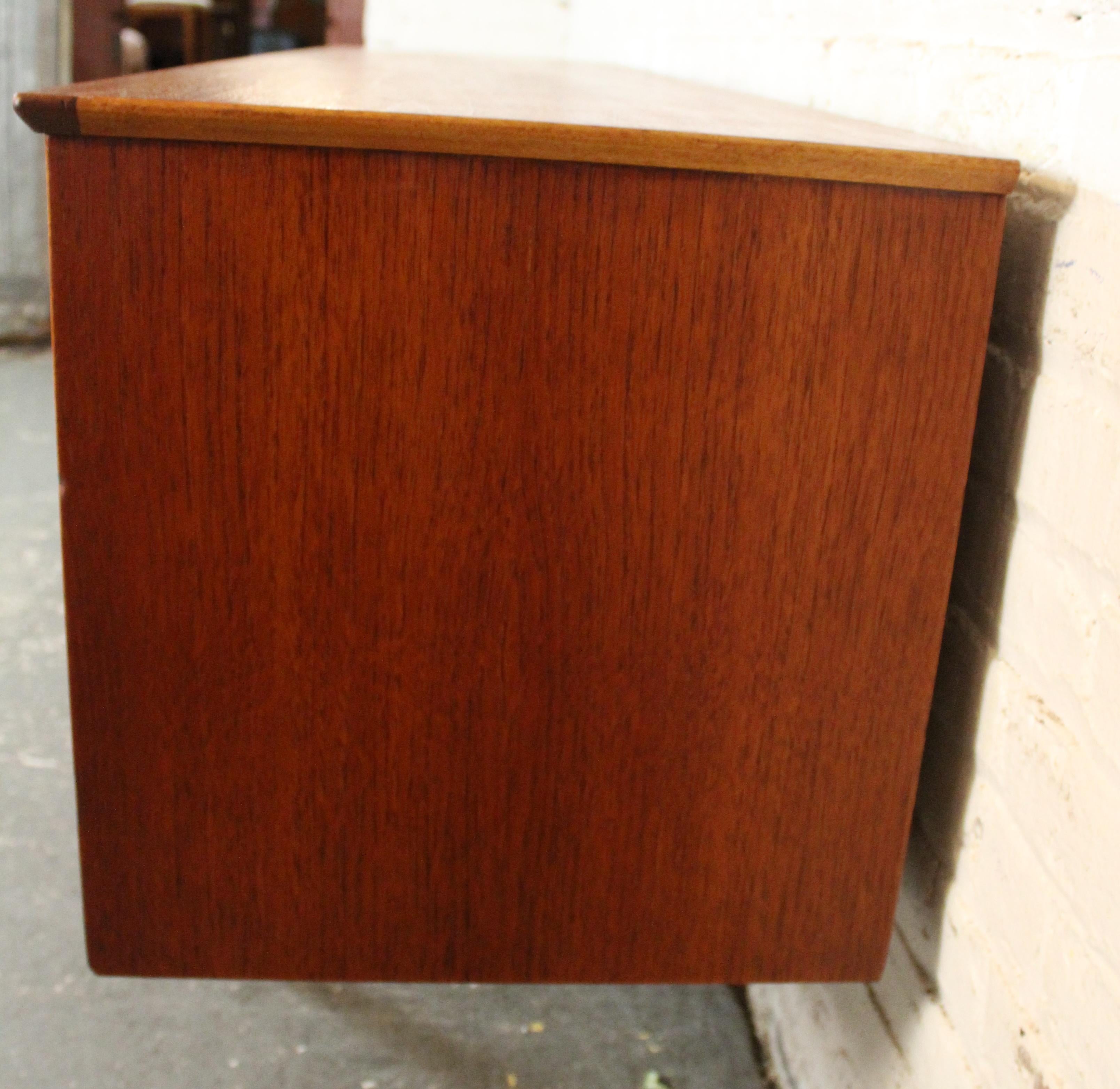 Credenza in teak British di Jentique, metà secolo, Modern In condizioni buone in vendita a Brooklyn, NY