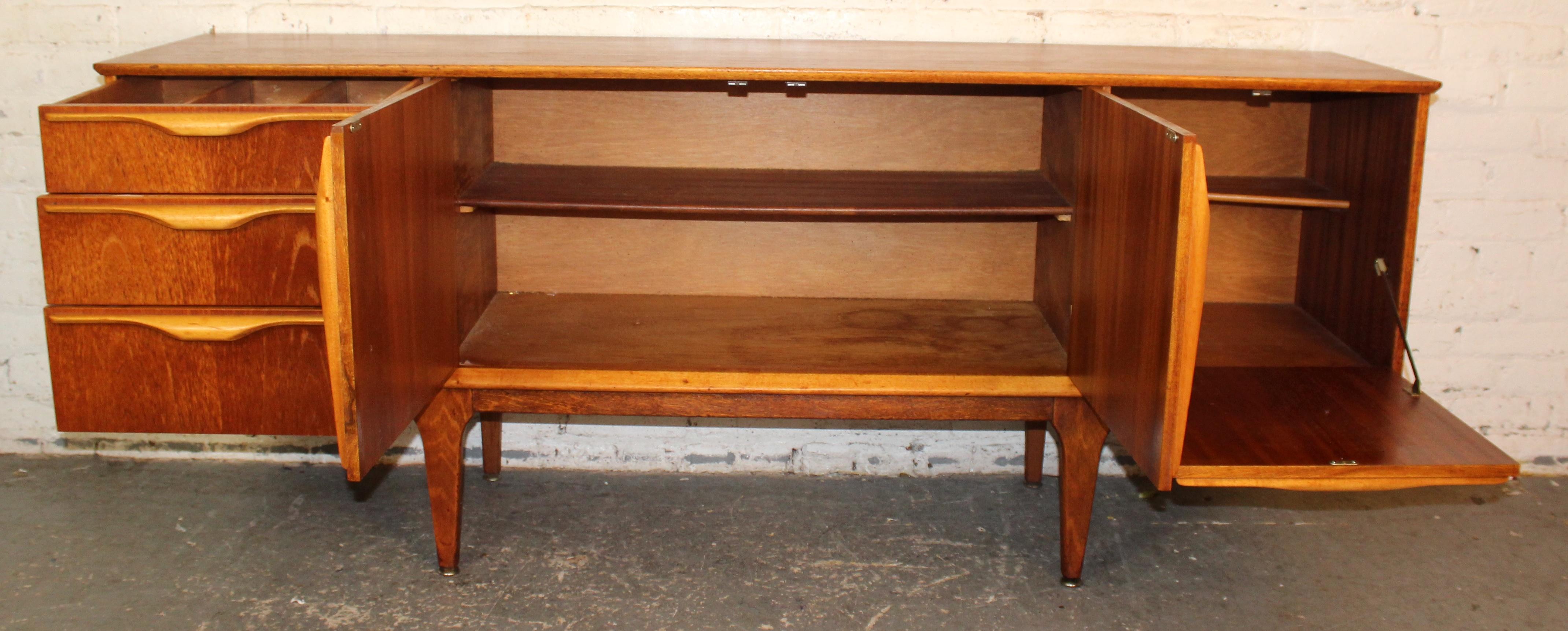 Legno Credenza in teak British di Jentique, metà secolo, Modern in vendita