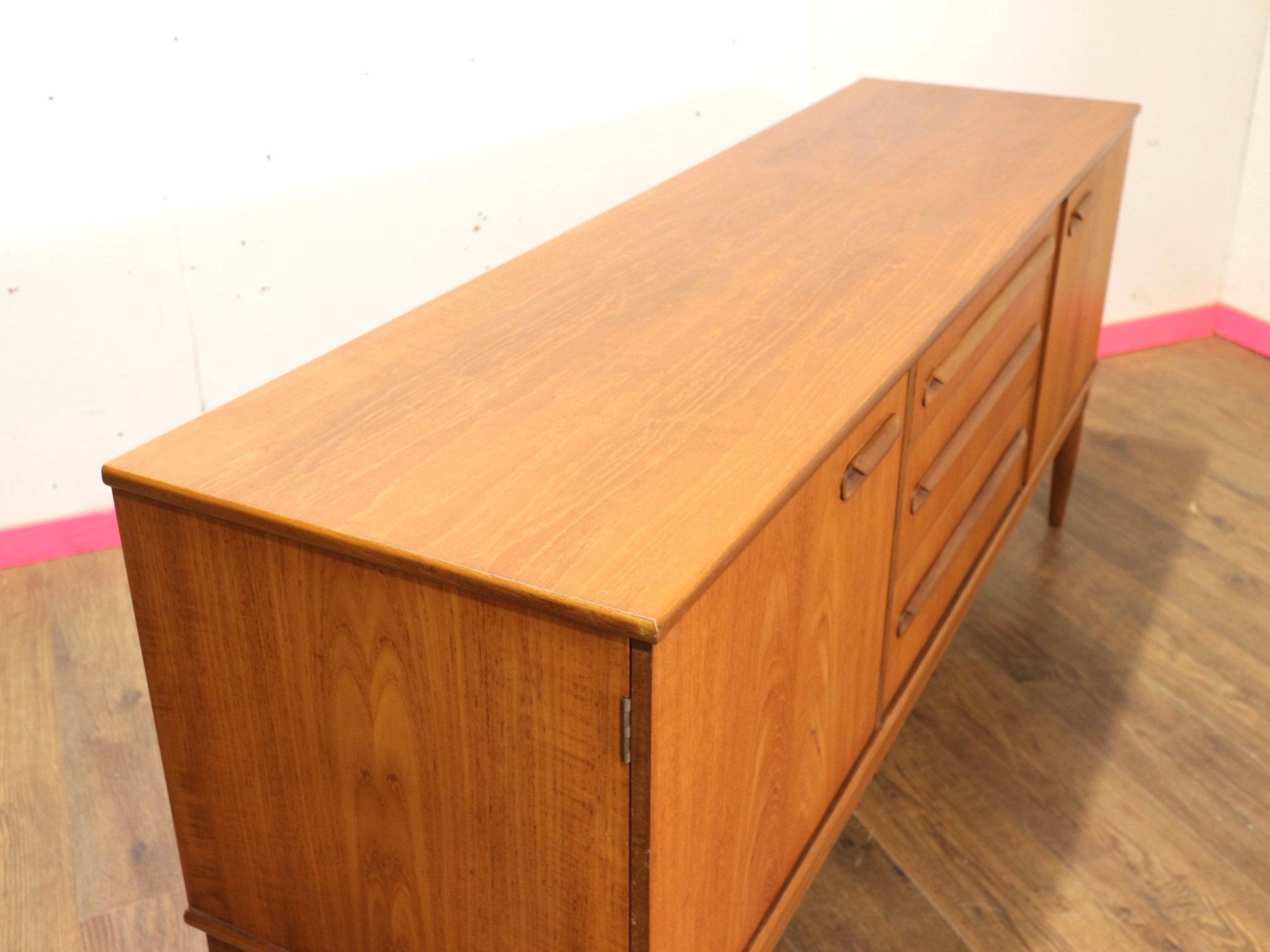 Mid Century Modern British Vintage Teak Sideboard Credenza Danish Style In Good Condition For Sale In Los Angeles, CA