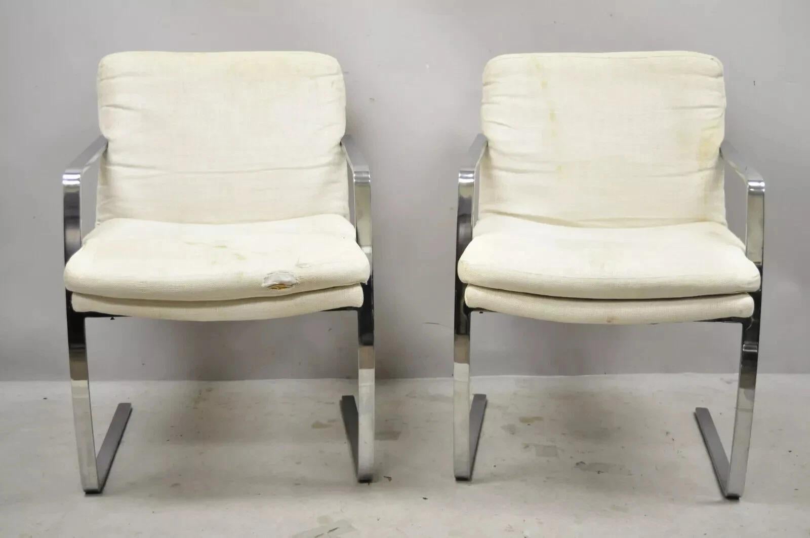 Vintage Mid Century Modern BRNO Style Chrome Cantilever Lounge Arm Chairs (A) - ein Paar. Der Artikel zeichnet sich durch einen schweren, verchromten Stahlrahmen, hochwertige amerikanische Handwerkskunst und eine schlanke, skulpturale Form aus.