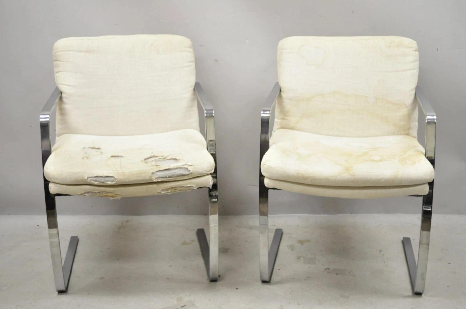 Vintage Mid Century Modern BRNO Style Chrome Cantilever Lounge Arm Chairs (C) - a Pair. L'article se caractérise par des cadres en porte-à-faux en acier chromé lourd, un savoir-faire américain de qualité et une forme sculpturale élégante. Circa Mid