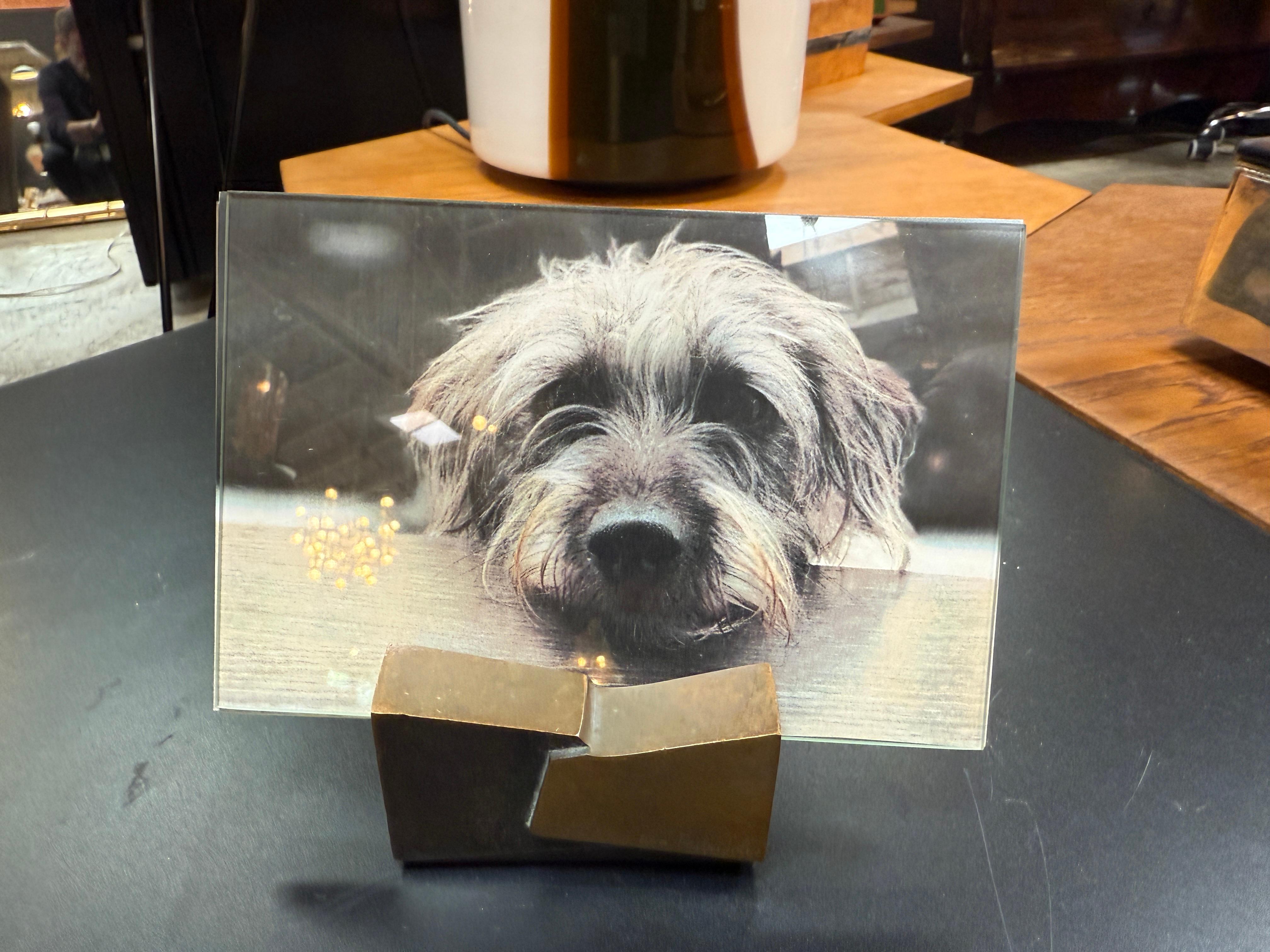 Un cadre photo sculptural moderne du milieu du siècle, avec une base géométrique en bronze massif et une finition patinée chaleureuse. Le lourd bloc de bronze moulé accueille deux panneaux de verre transparent, créant ainsi un cadre minimaliste et