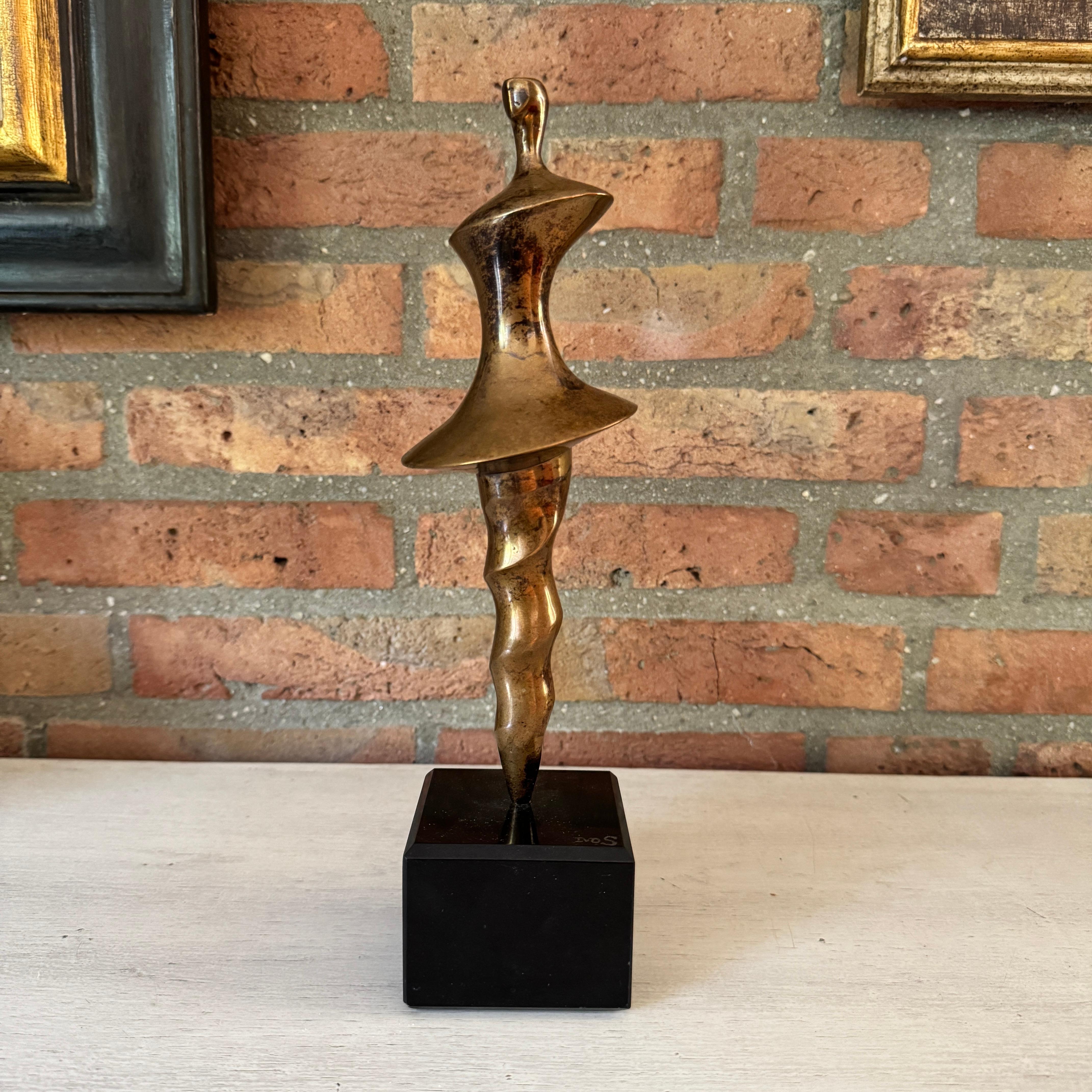 Belge Mid Century Modern bronze ‘Ballerina’ on marble pedestal. en vente