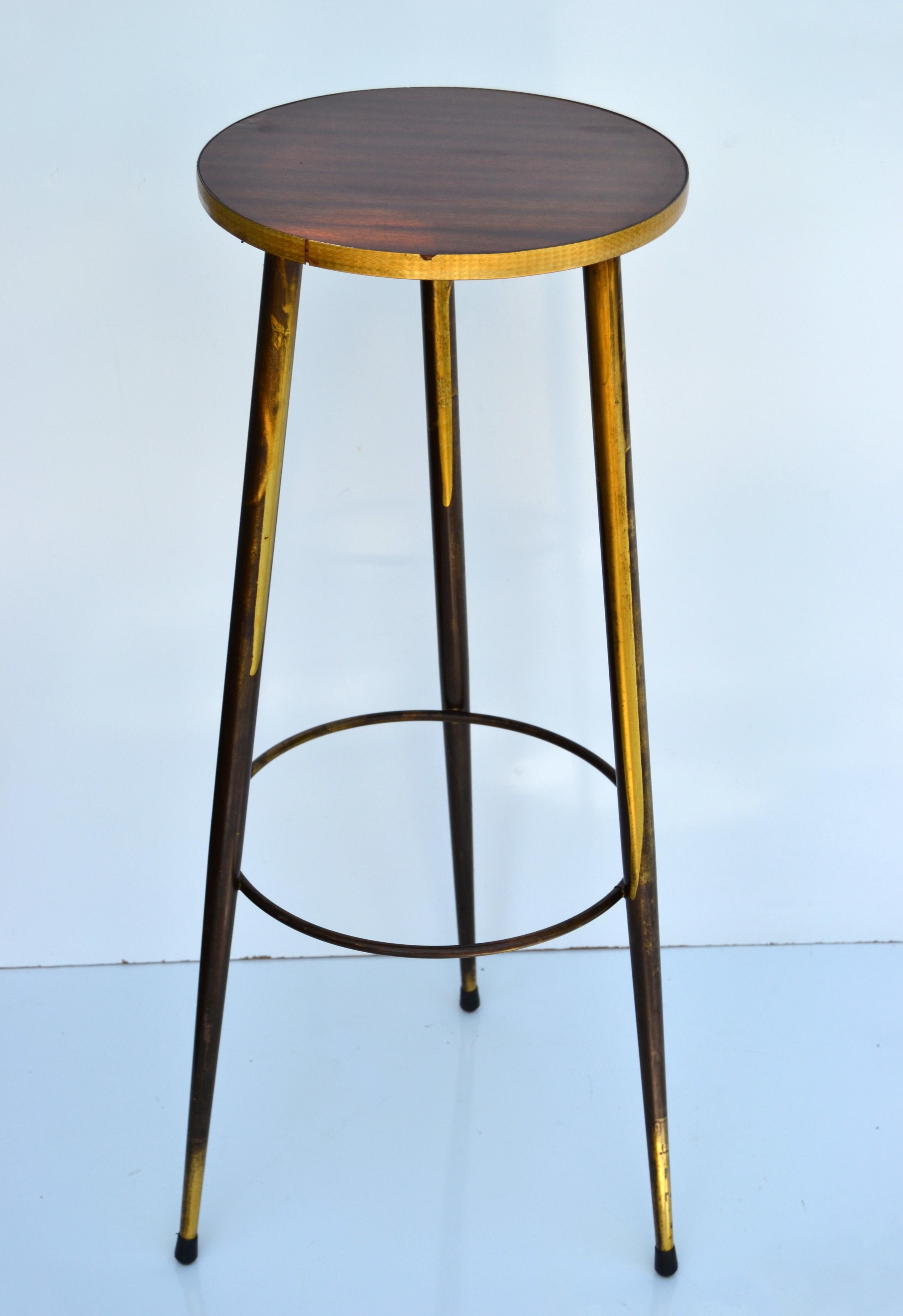 Moderner dreibeiniger runder Bronzetisch aus der Jahrhundertmitte mit Laminatplatte und dekorativen Messingbändern.
In der ursprünglichen Patina belassen und gegen Aufpreis auf Hochglanz poliert. 
Die Messingbanderole hat zwei Chips.
Die