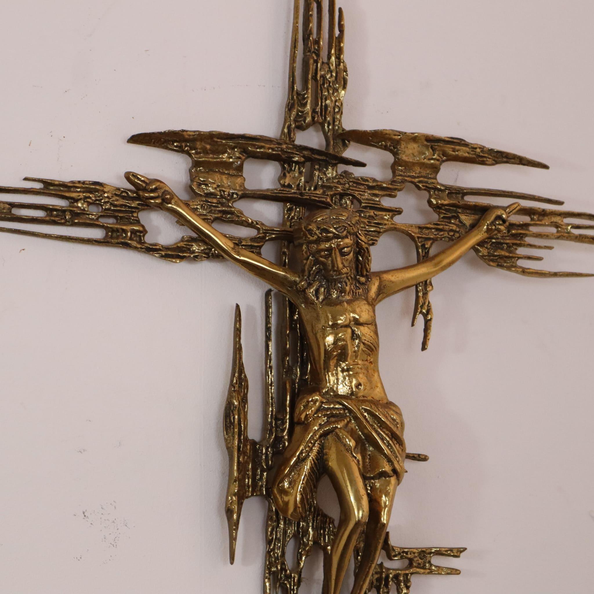 Mid-Century Modern Bronze Brutalist Crucifix Christ in the Style of Salvador Dalí, Italy, 1970s

This striking crucifix is ​​a bronze brutalist masterpiece inspired by the famous Christ of St. John of the Cross painting by Salvador Dalí. Made in