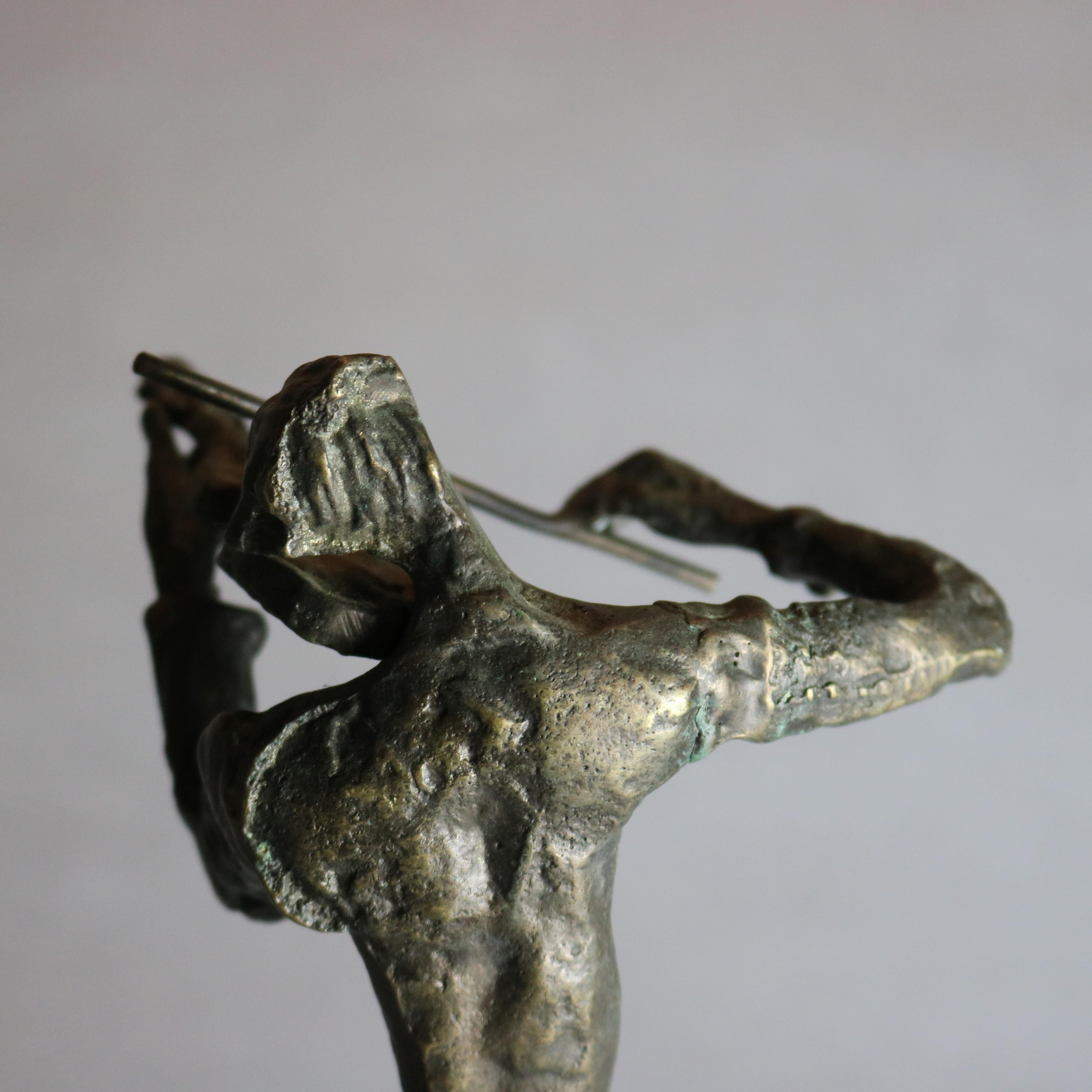 bronze violinist sculpture
