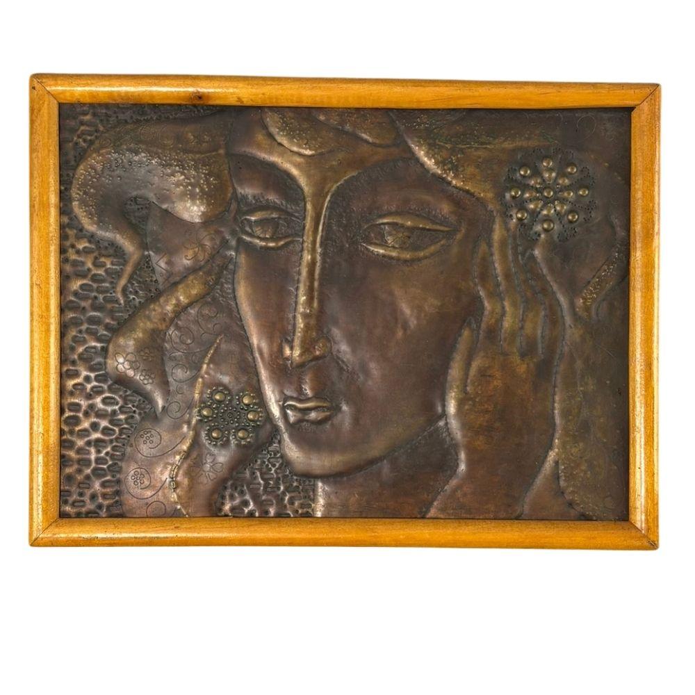 Moderne Wanddekoration aus Bronze mit weiblichem Kopf aus der Mitte des Jahrhunderts (Moderne der Mitte des Jahrhunderts) im Angebot