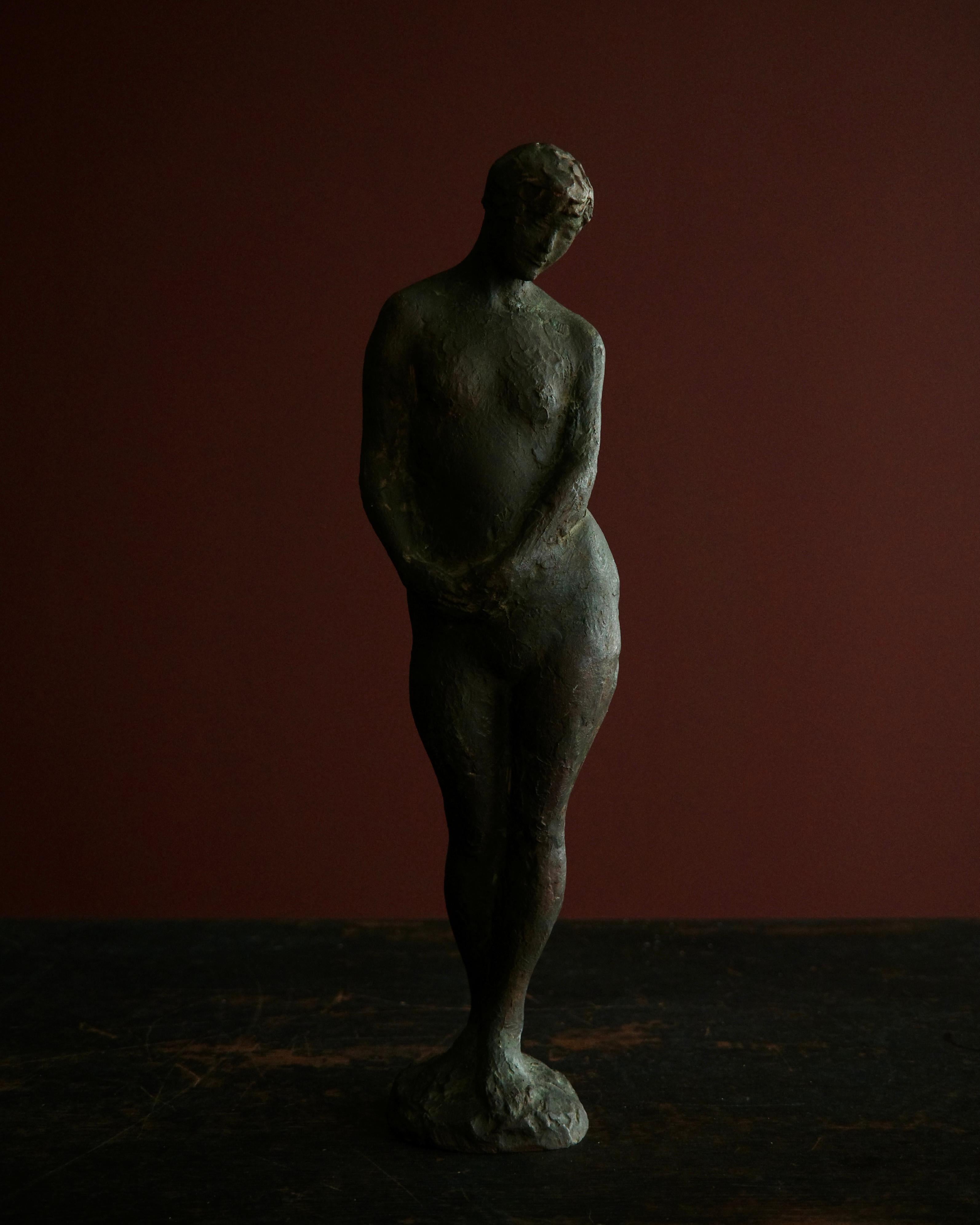Statua femminile in bronzo in stile Mid Century Modern. Artista sconosciuto. Ca 1950 - anni '60 Francia.