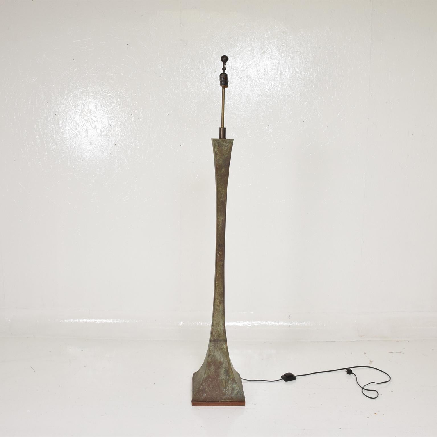 For your consideration, a Mid-Century Modern bronze floor lamp with Verdigris patina Stewart Ross Hansen.

The USA, circa 1970s. 
Dimensions: 68