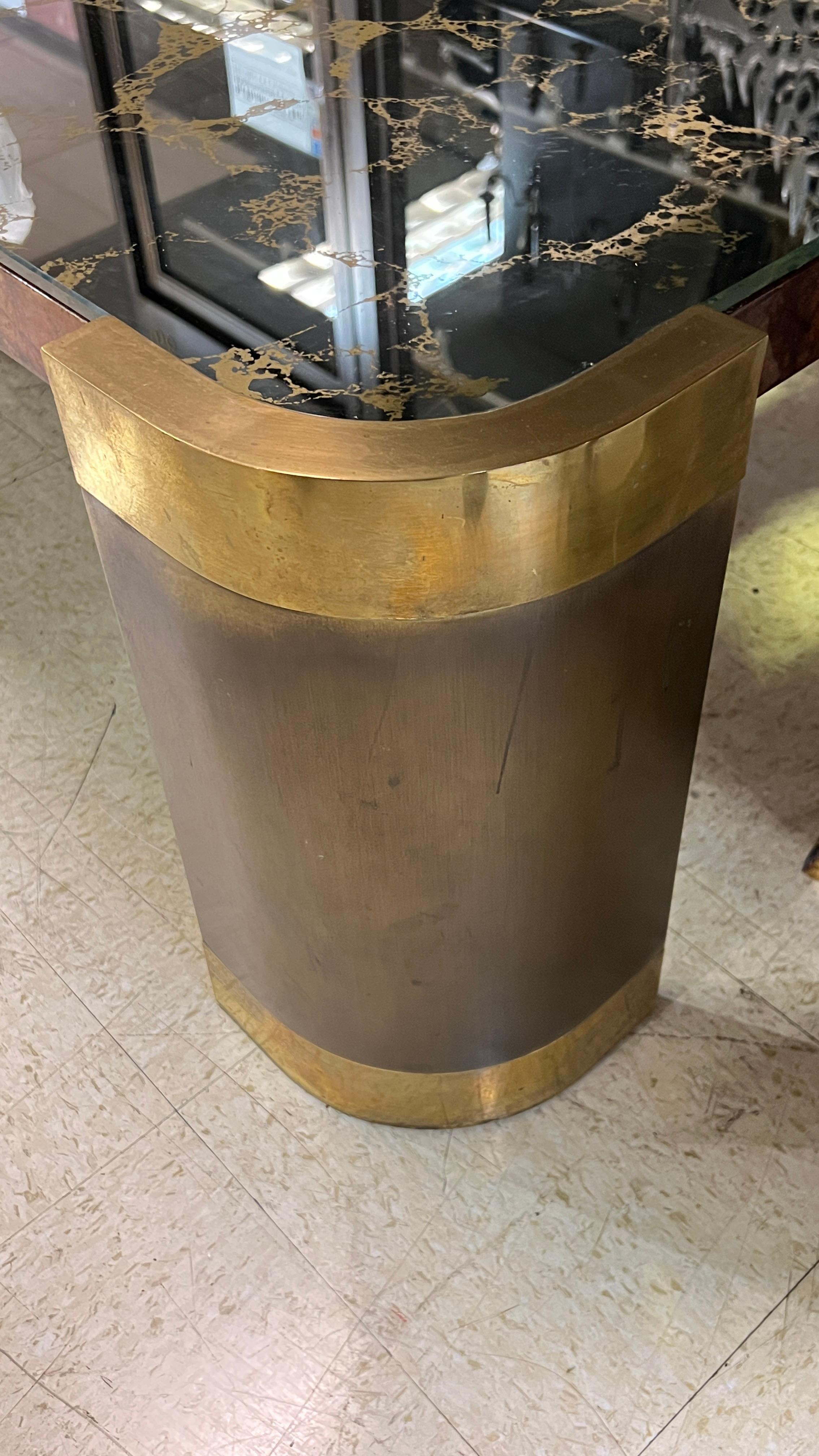 Tavolino da caffè moderno di metà secolo in vetro dorato e pelle di capra laccata in vendita 3