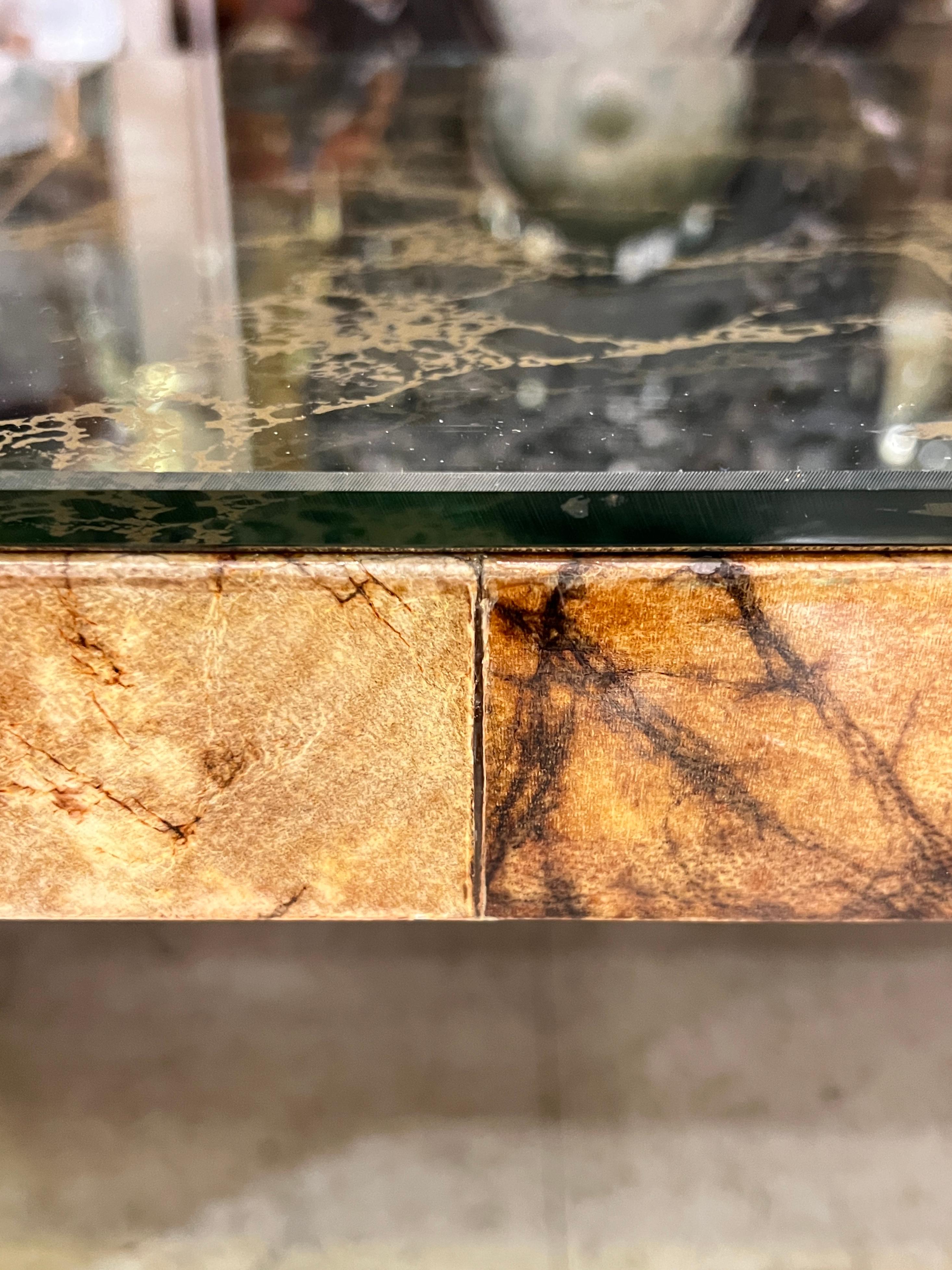 Tavolino da caffè moderno di metà secolo in vetro dorato e pelle di capra laccata in vendita 4