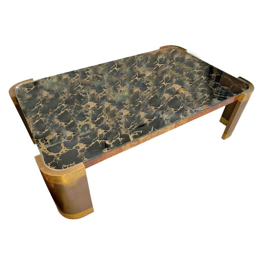 Grande tavolino da caffè moderno di metà secolo, anni '70 circa, attribuito a   Karl Springer con struttura in bronzo, piano in vetro con disegni astratti dorati e fregio con impiallacciatura in pelle di capra laccata. .  Altezza del vetro 18