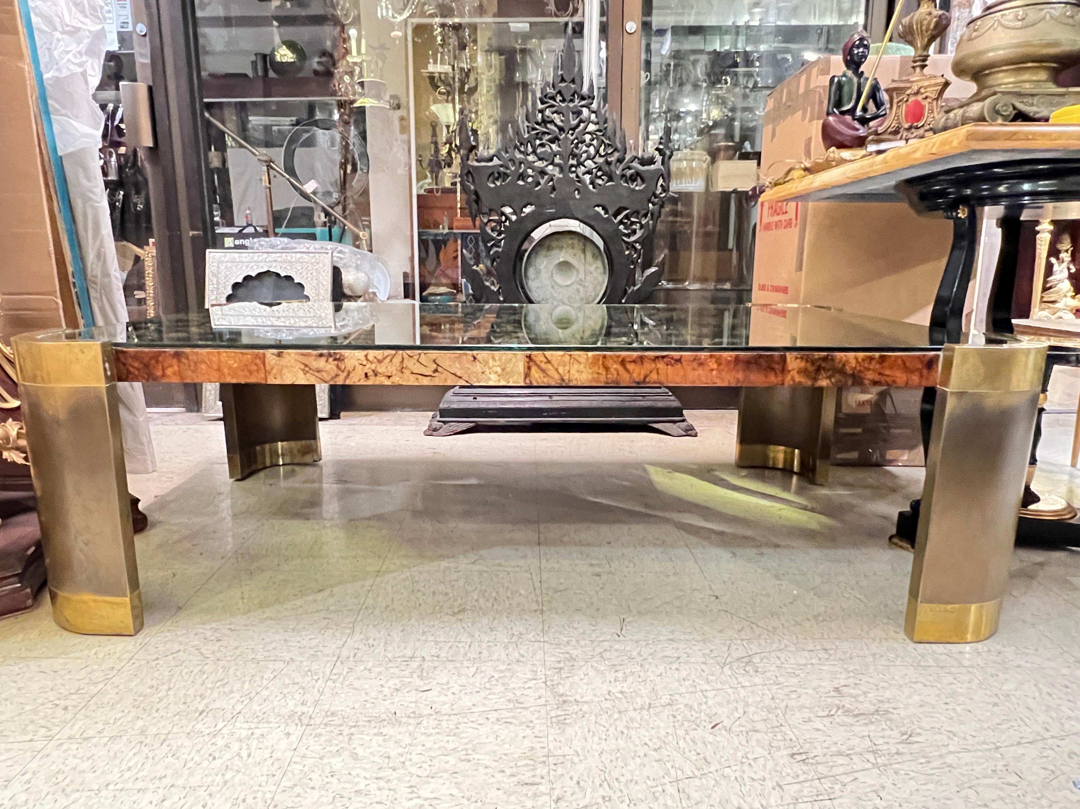 Tavolino da caffè moderno di metà secolo in vetro dorato e pelle di capra laccata In condizioni buone in vendita a New York, NY