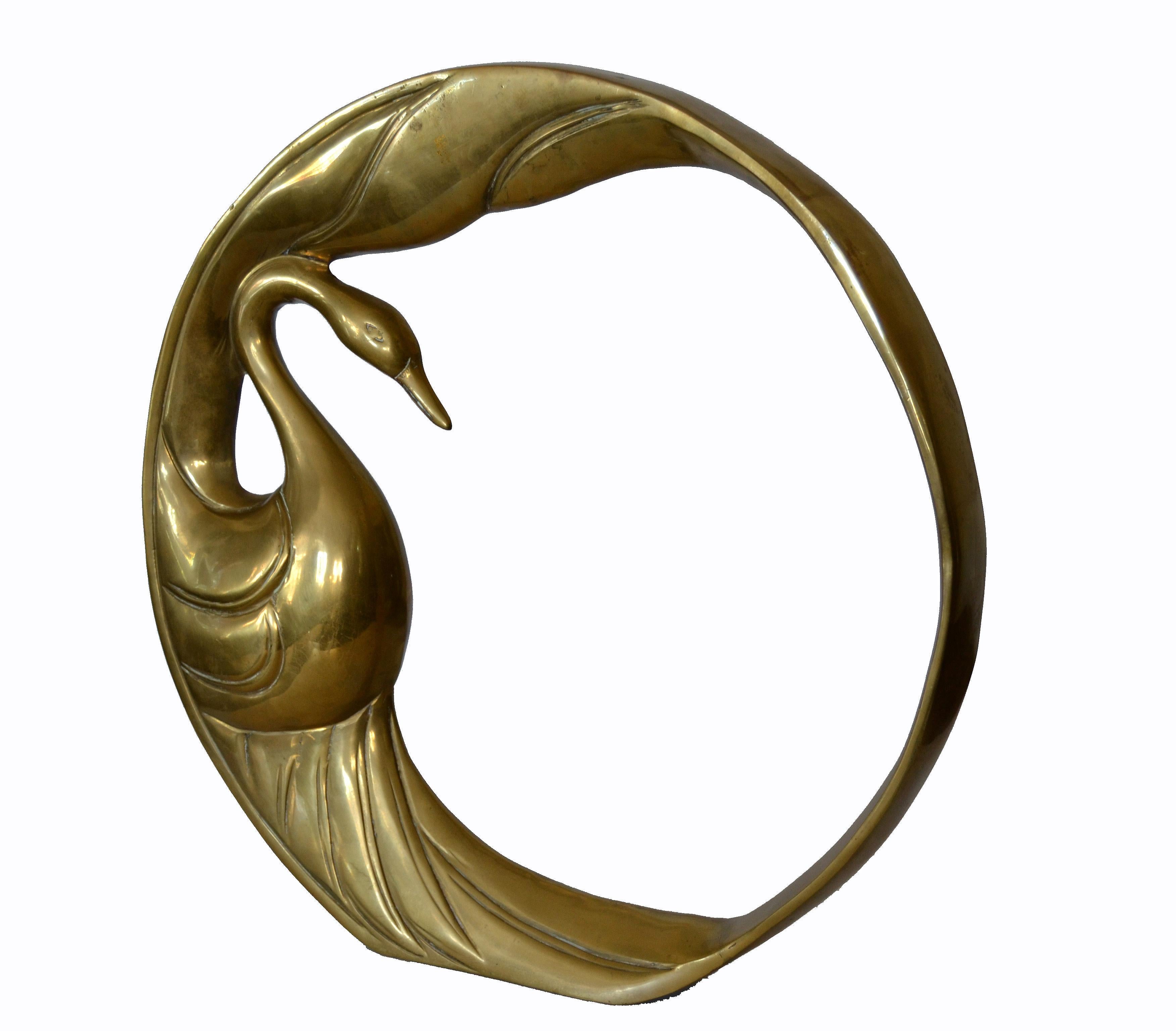 Wir bieten eine schwere Mid-Century Modern goldene Bronze Schwan Ring Tisch Skulptur von Dolbi Cashier, 1984.
Der Ring ist ein uraltes Symbol, so perfekt und einfach. Sie hat keinen Anfang und kein Ende.
Es ist rund wie die Sonne, wie der Mond,