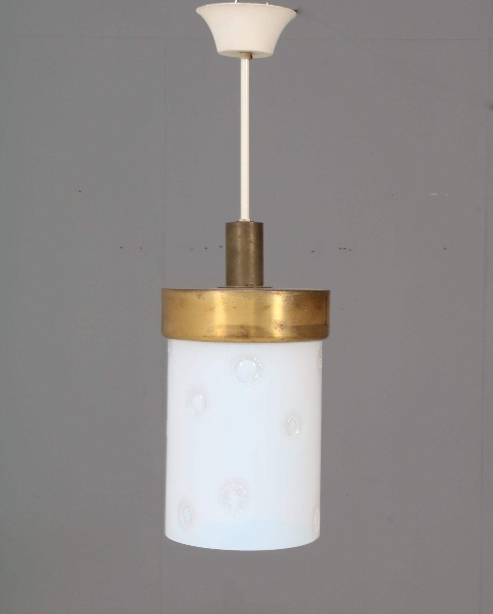 Stunning and rare Mid-Century Modern Murano pendant lamp.
Striking Italian design from the 1960s.
Patinated bronze and white lacquered metal frame with original Murano milk glass shade.
This wonderful Mid-Century Modern Murano lamp is in very good