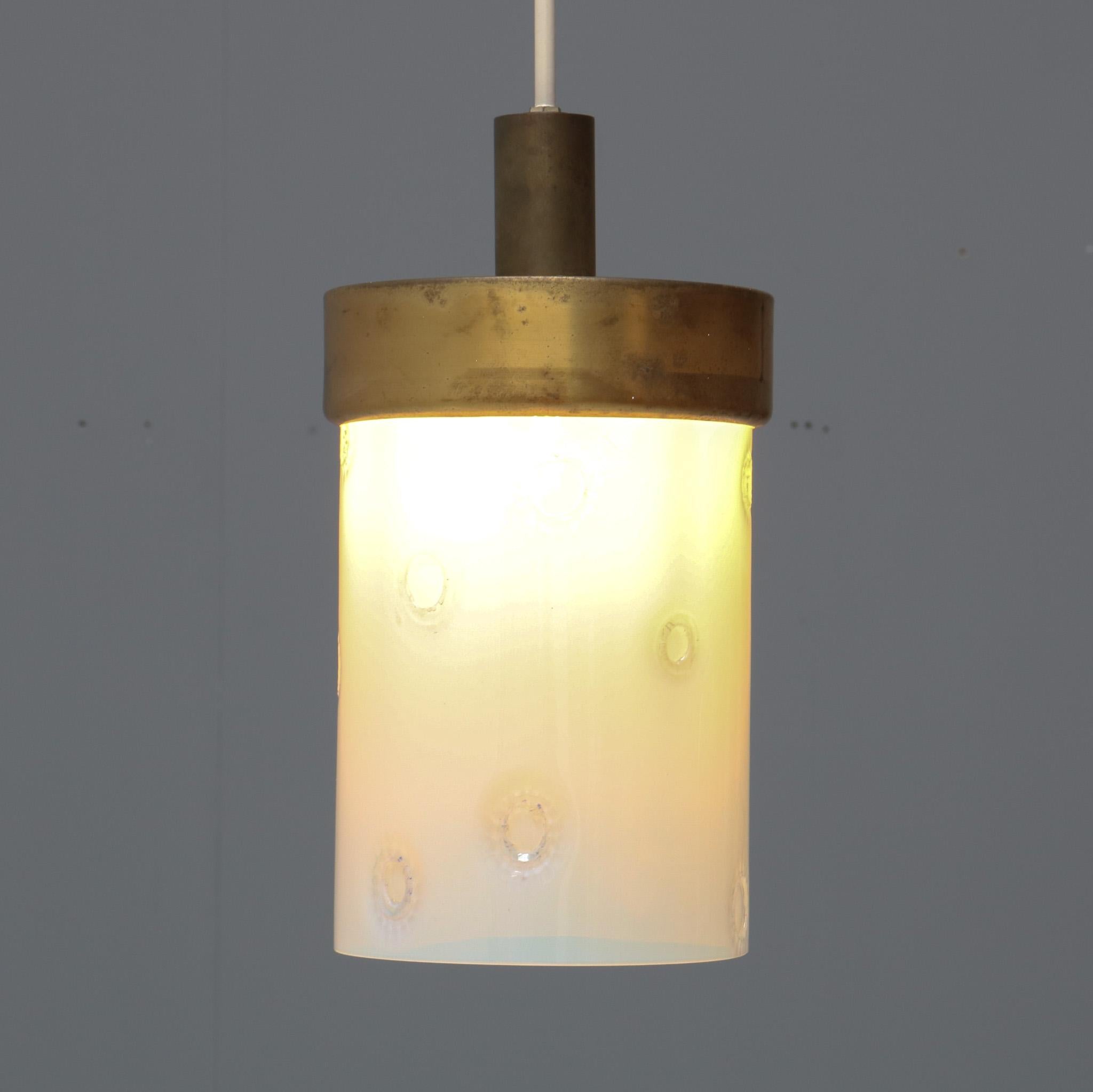Splendida e rara lampada a sospensione di Murano della metà del secolo scorso.
Un sorprendente design italiano degli anni '1960.
Struttura in bronzo patinato e metallo laccato bianco con paralume originale in vetro di Murano.
Questa meravigliosa