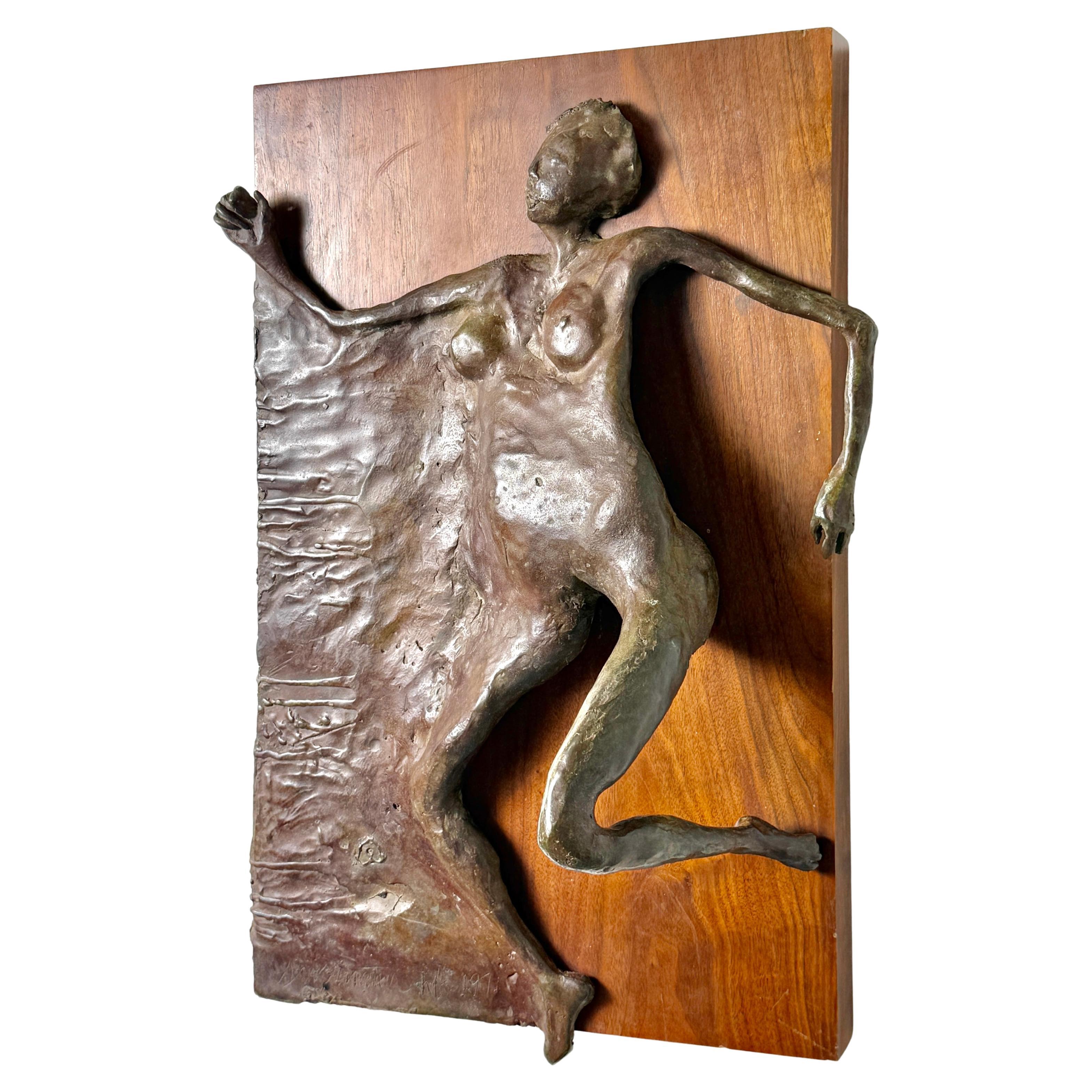 Scultura di nudo reclinato in rilievo in bronzo del Medioevo Moderno su pannello di noce 1971 in vendita