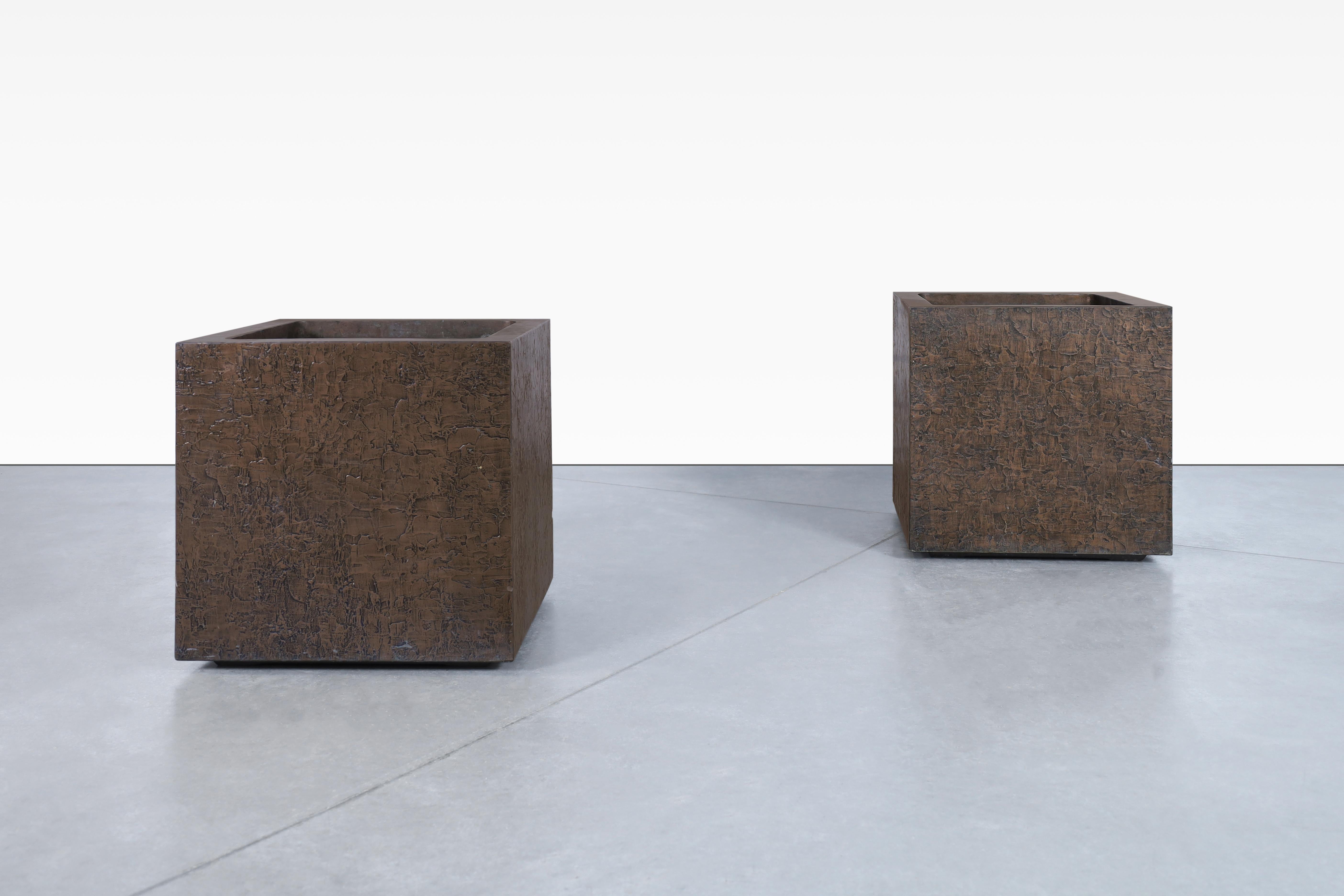 Mid-Century moderno Fioriere quadrate in resina bronzo di Forms + Surfaces, stile metà secolo moderno. in vendita