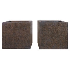 Fioriere quadrate in resina bronzo di Forms + Surfaces, stile metà secolo moderno.