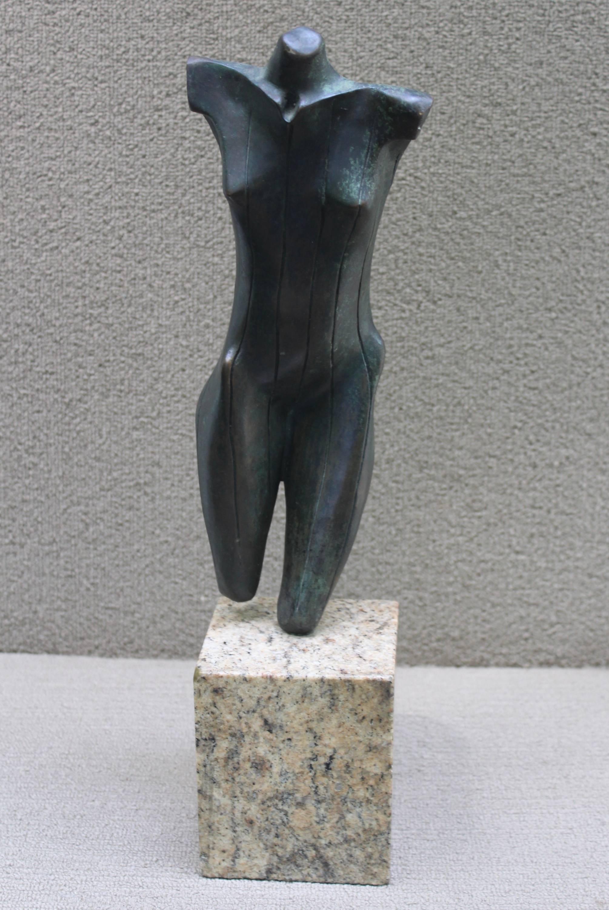1970s modern bronze nude woman sculpture by Oxana Narozniak. Oxana Narozniak is a Ukrainian artist born in Germany then move to Brazil currently she lives in Miami.