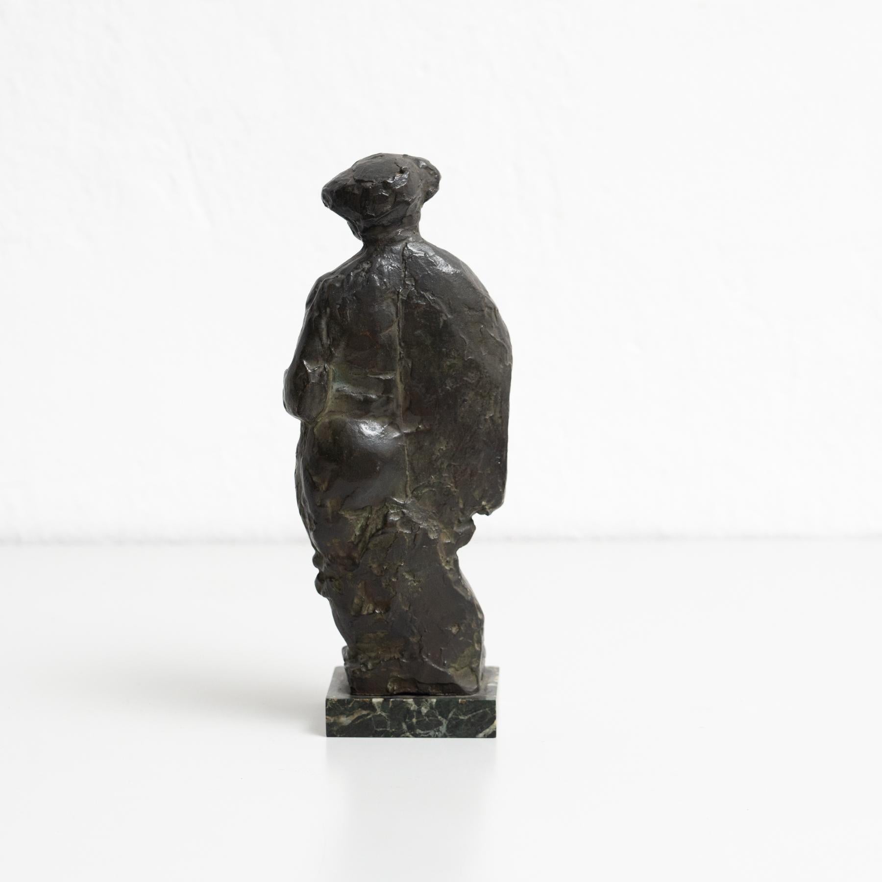 Scultura in bronzo di un torero della metà del secolo scorso - Spagna, circa 1950

Descrizione:
Entra nel mondo vibrante dell'arte moderna di metà secolo con questa straordinaria scultura in bronzo di un torero, realizzata in Spagna intorno al 1950