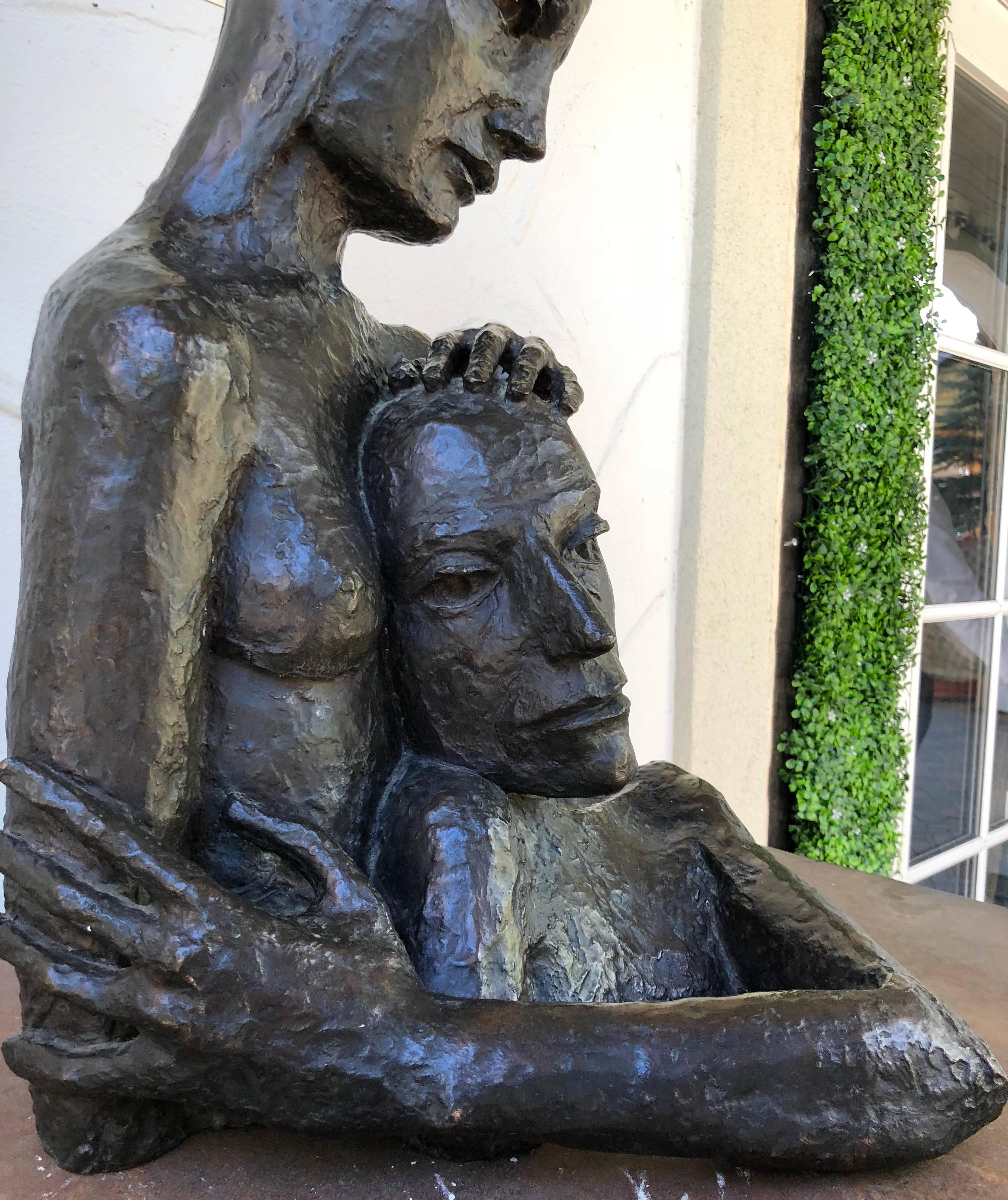 couple embracing bronze sculpture